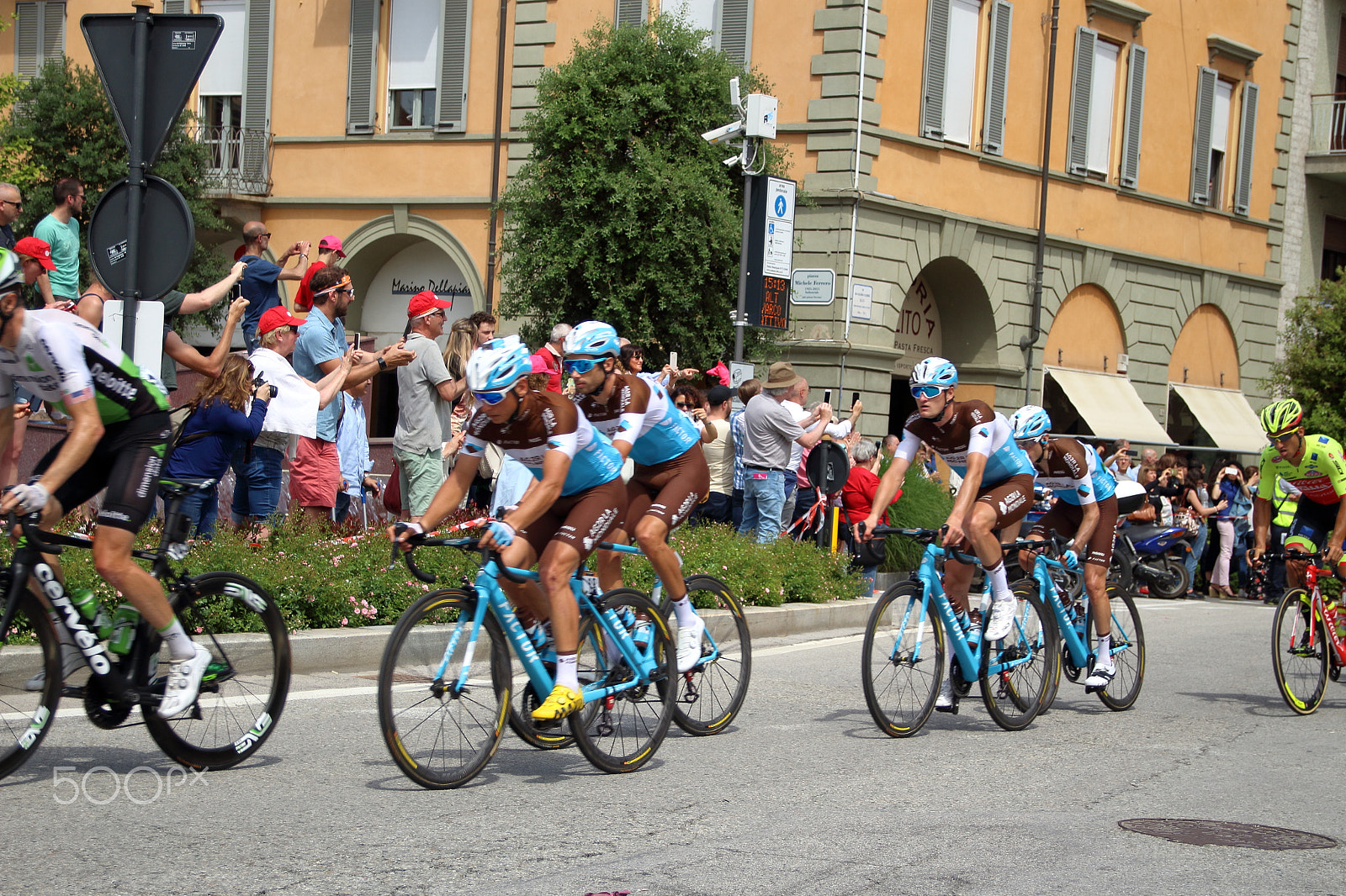 Sigma 18-125mm F3.8-5.6 DC OS HSM sample photo. Cyclists of the 101th tour of italy photography