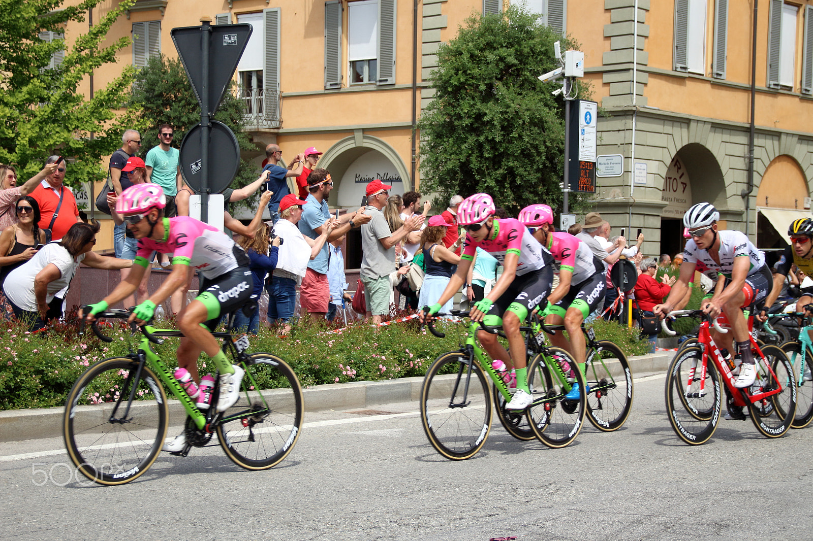 Canon EOS 1300D (EOS Rebel T6 / EOS Kiss X80) + Sigma 18-125mm F3.8-5.6 DC OS HSM sample photo. Cyclists of the 101th tour of italy photography