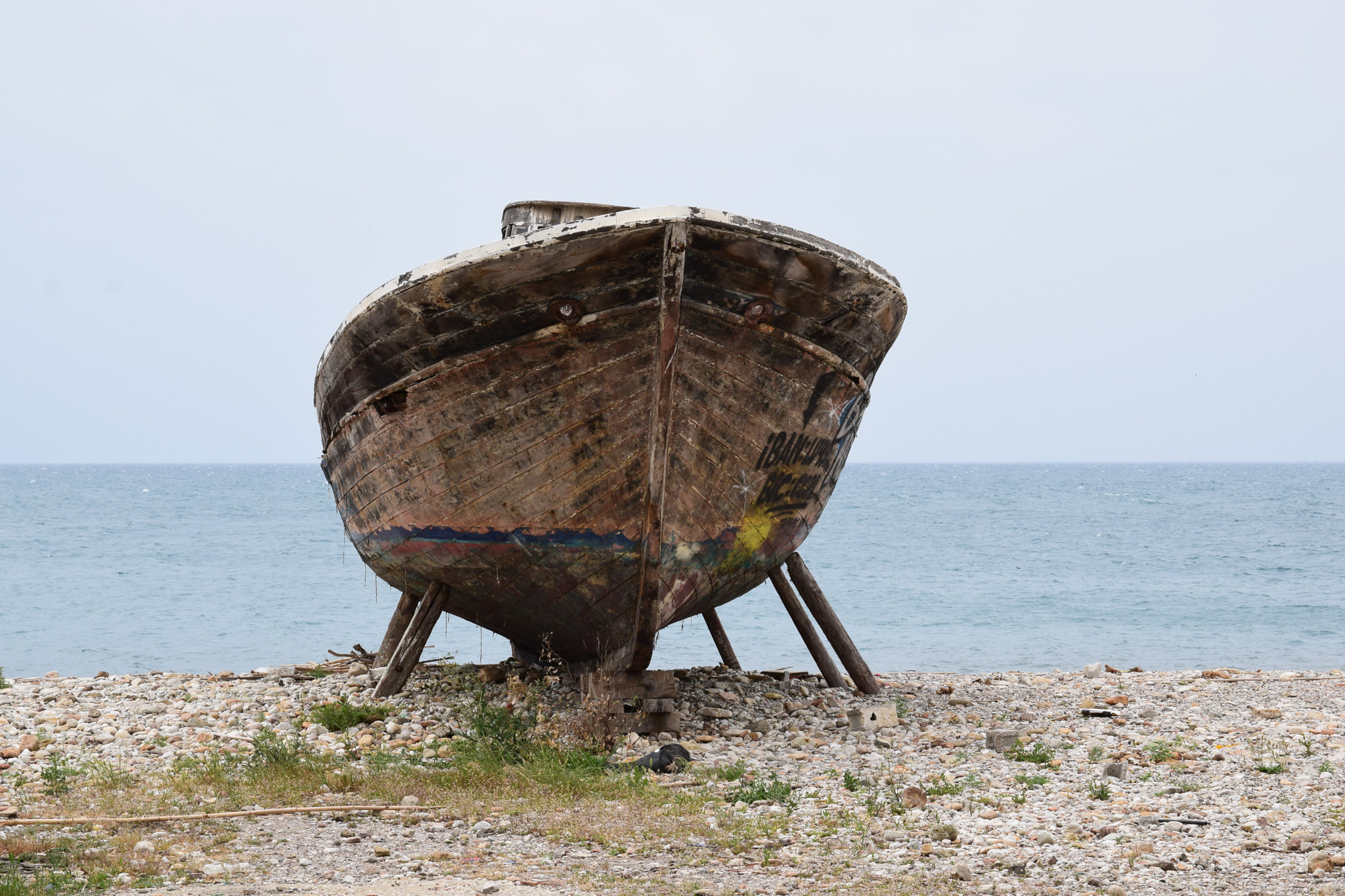 Nikon D3300 + Sigma 17-70mm F2.8-4 DC Macro OS HSM | C sample photo. Abandoned boat at patras photography