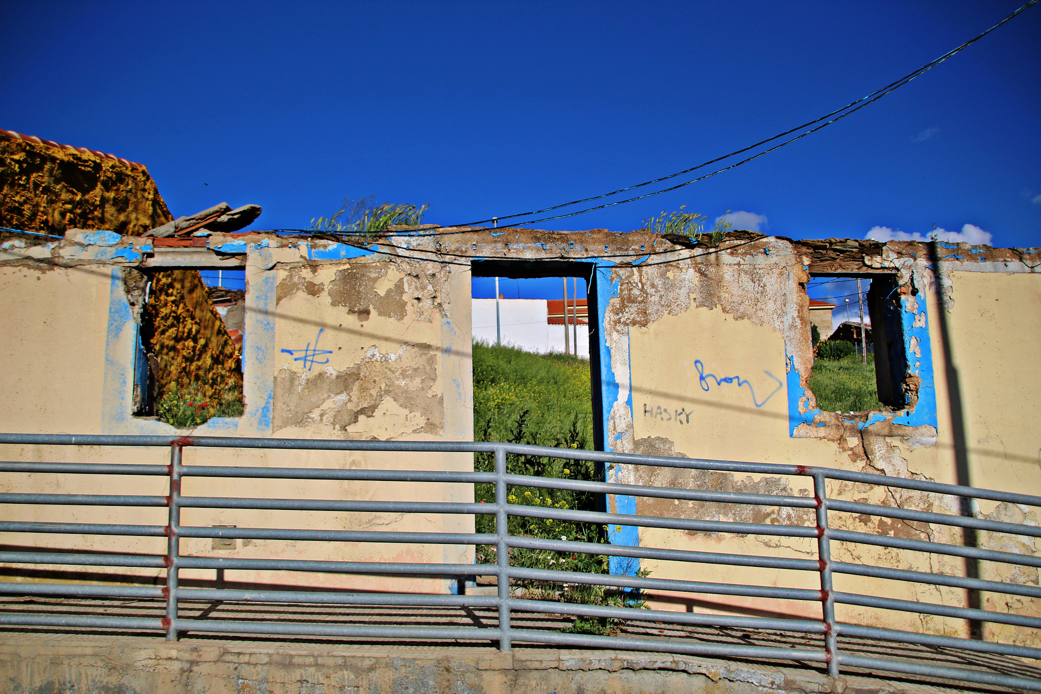 Canon EOS 1300D (EOS Rebel T6 / EOS Kiss X80) sample photo. Fachada sobre cielo azulado photography