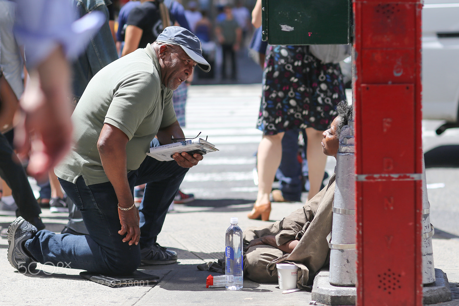 Canon EOS 6D sample photo. Beggar & samaritan, nyc photography
