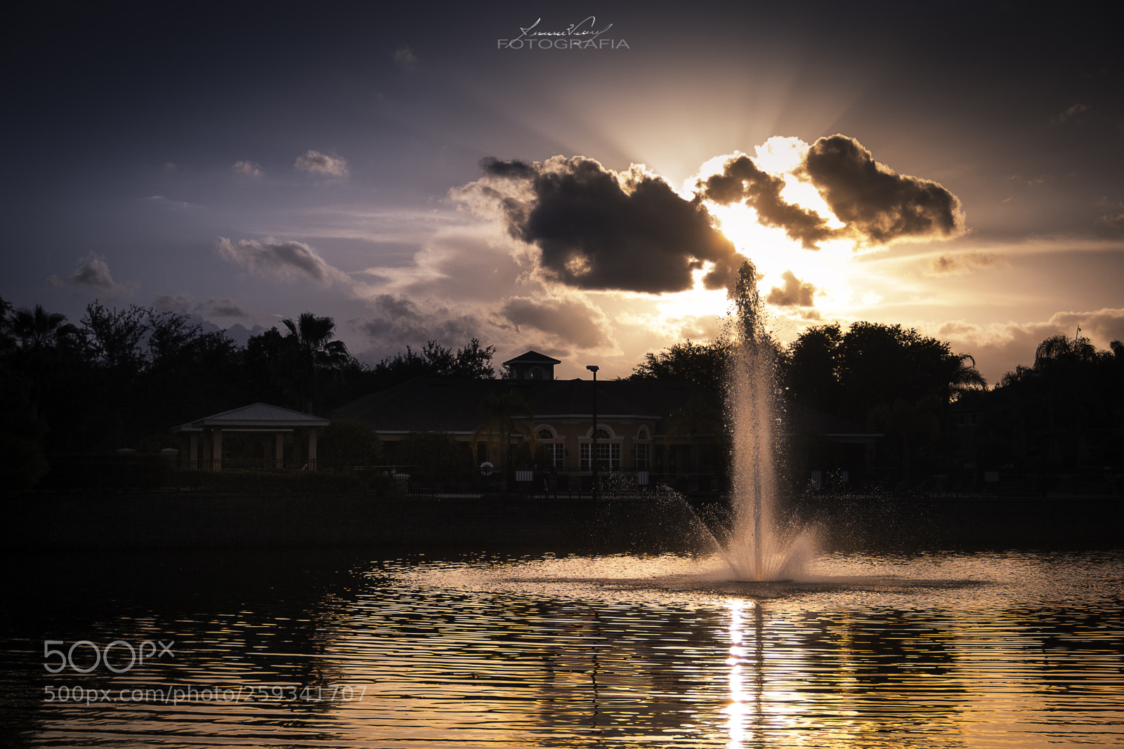 Canon EOS 600D (Rebel EOS T3i / EOS Kiss X5) sample photo. Gold fountain photography
