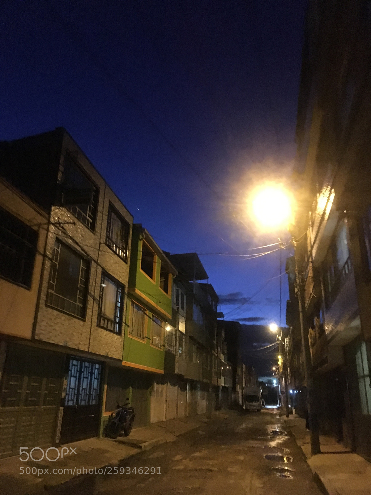 Apple iPhone SE sample photo. Calle en medio del photography