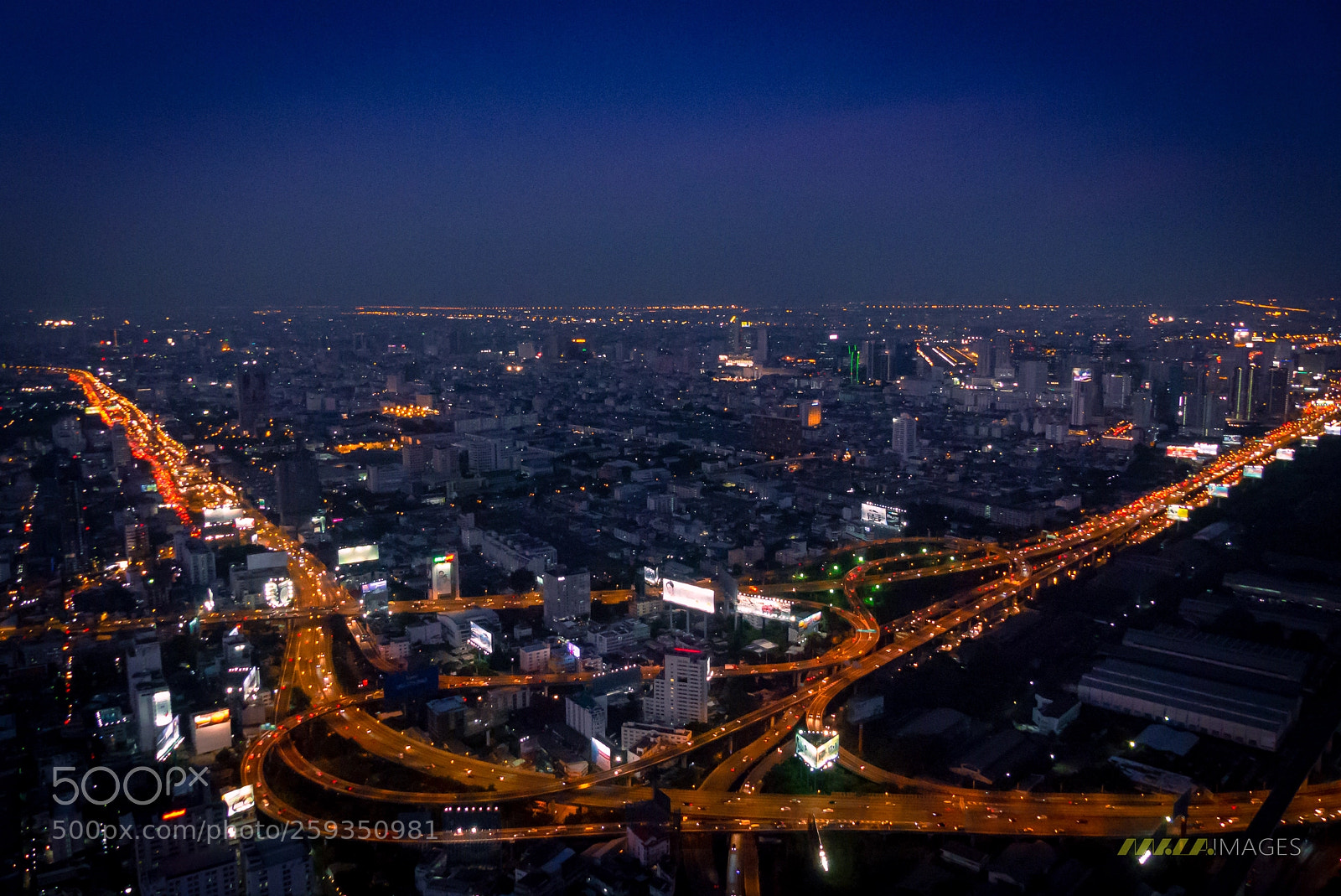 Panasonic Lumix DMC-FZ200 sample photo. Nocturnal city view of photography