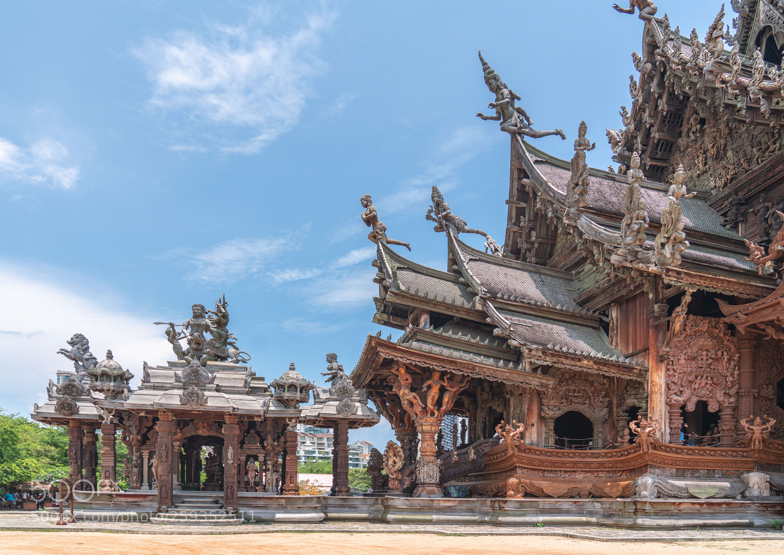 Sony a7R III sample photo. Temple en bois photography