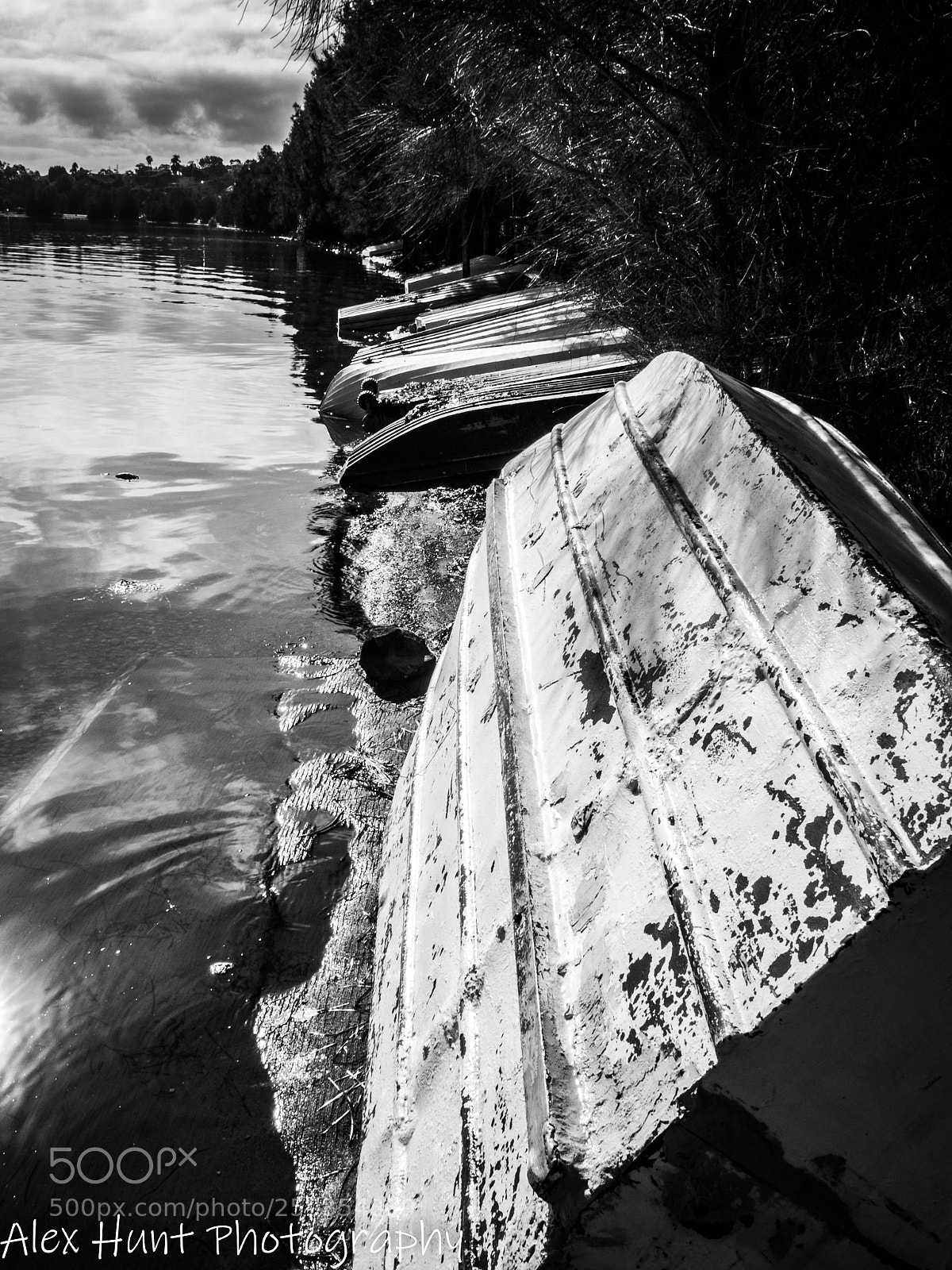 Olympus OM-D E-M10 II sample photo. Boats on lakeside photography