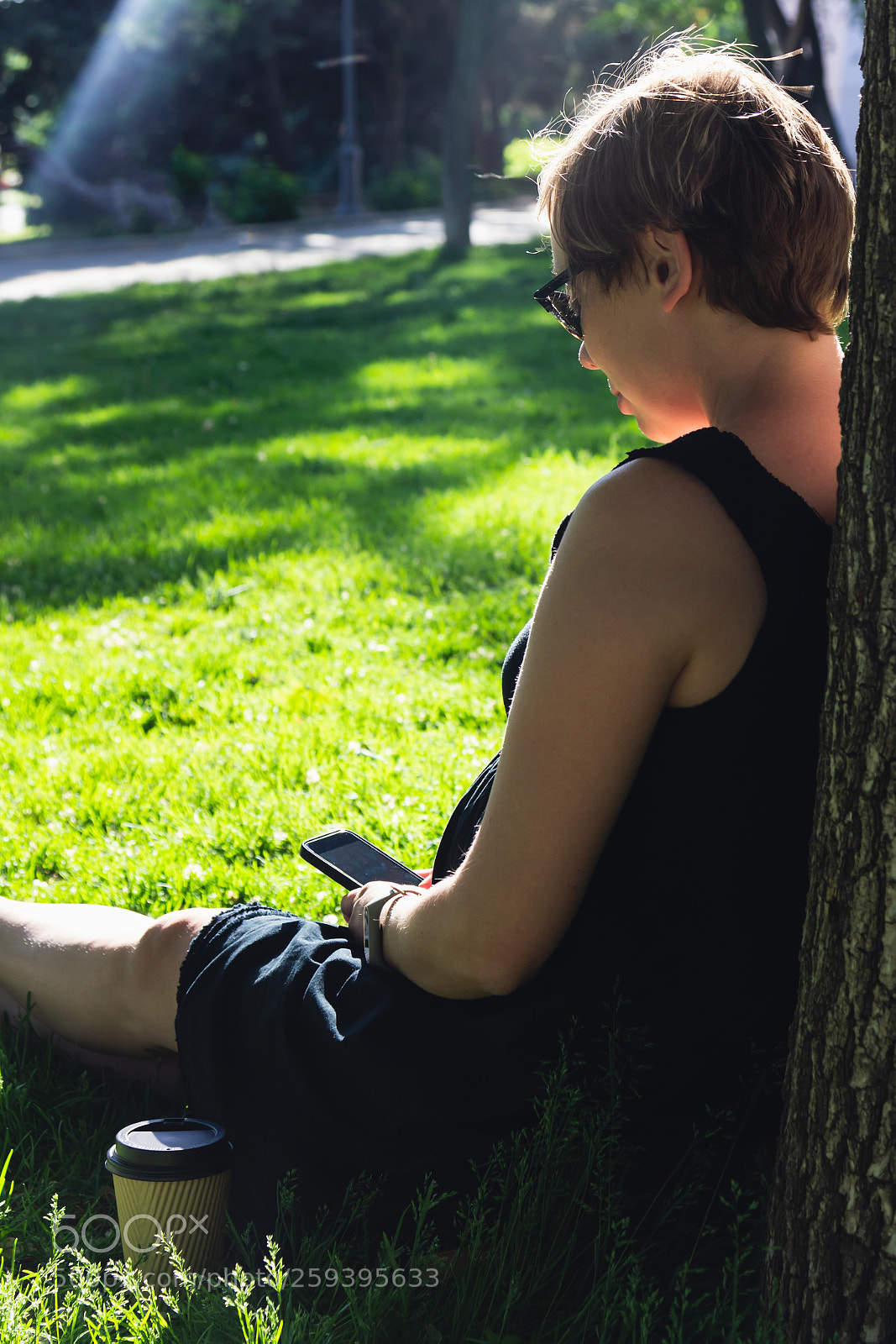 Canon EOS 600D (Rebel EOS T3i / EOS Kiss X5) sample photo. Pregnant girl is sitting photography