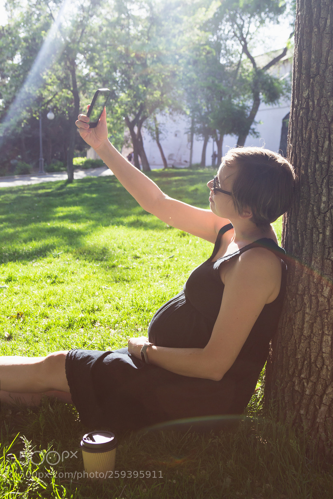 Canon EOS 600D (Rebel EOS T3i / EOS Kiss X5) sample photo. Pregnant girl is sitting photography