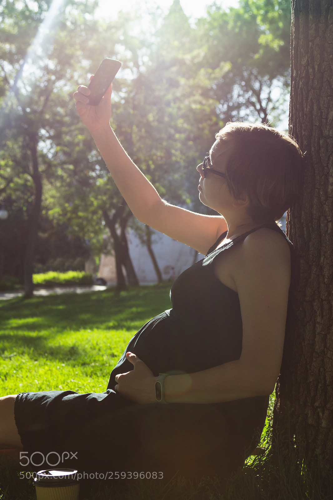 Canon EOS 600D (Rebel EOS T3i / EOS Kiss X5) sample photo. Pregnant girl is sitting photography
