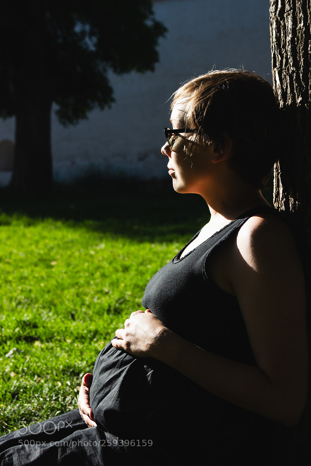 Canon EOS 600D (Rebel EOS T3i / EOS Kiss X5) sample photo. Pregnant girl is sitting photography