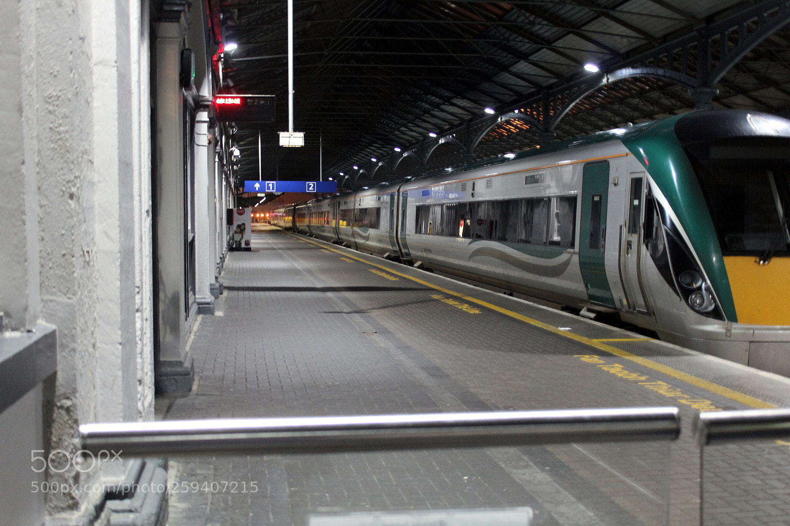 Canon EOS 600D (Rebel EOS T3i / EOS Kiss X5) sample photo. Train station photography