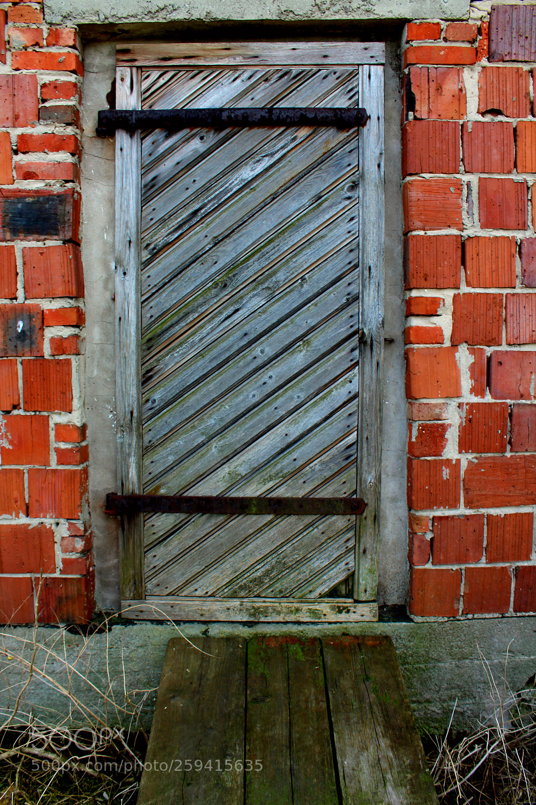 Canon EOS 1300D (EOS Rebel T6 / EOS Kiss X80) sample photo. A old wooden door photography