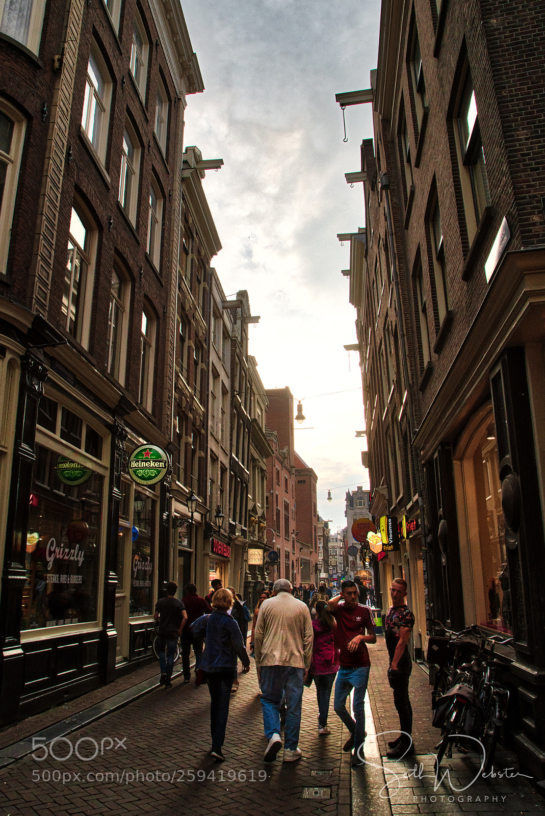 Sony a7R III sample photo. Narrow street de wallen photography