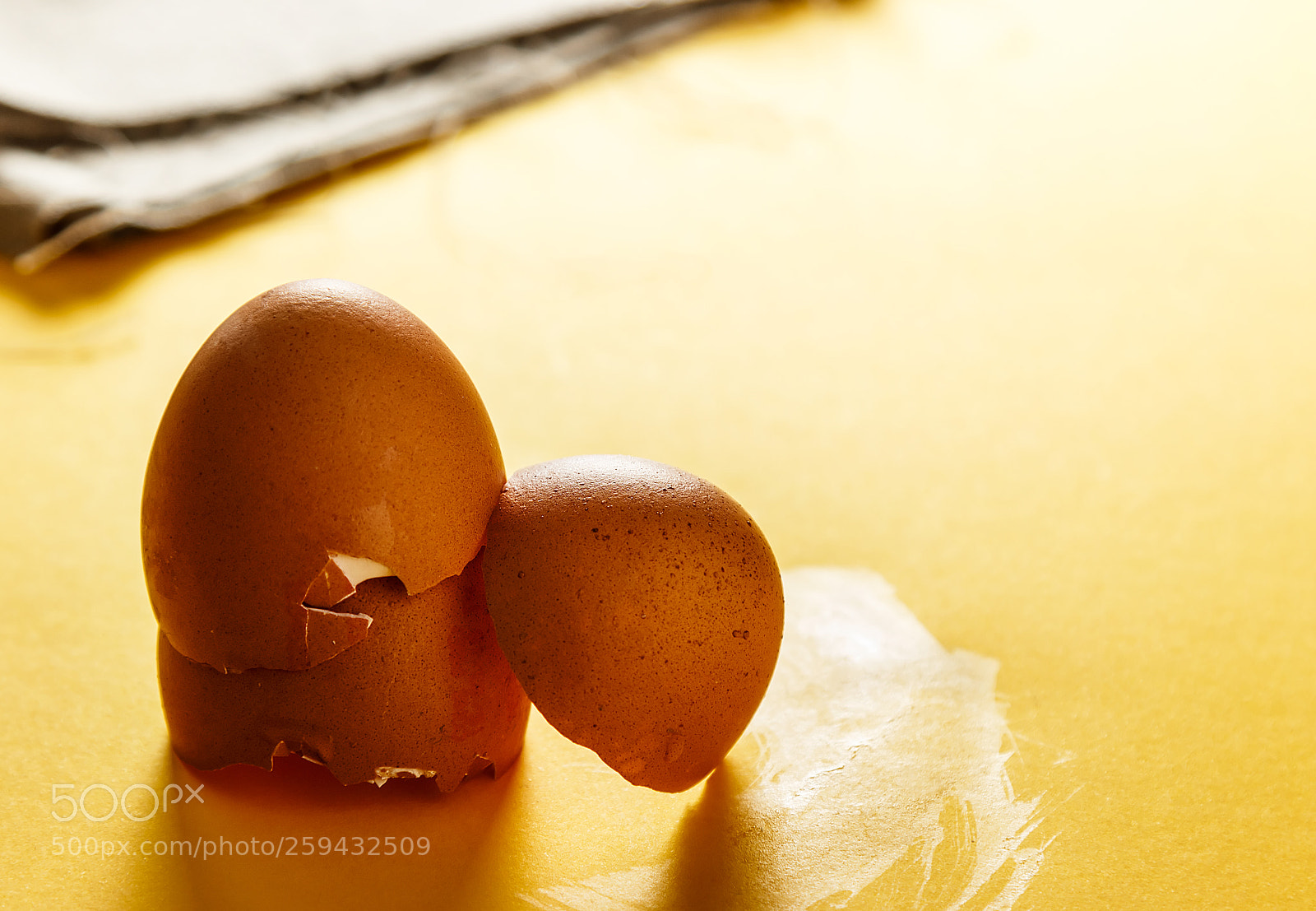 Canon EOS 700D (EOS Rebel T5i / EOS Kiss X7i) sample photo. Backlighting eggshells on yellow photography