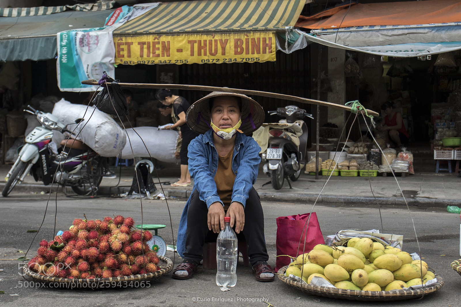Canon EOS 7D Mark II sample photo. Marketing on the street photography
