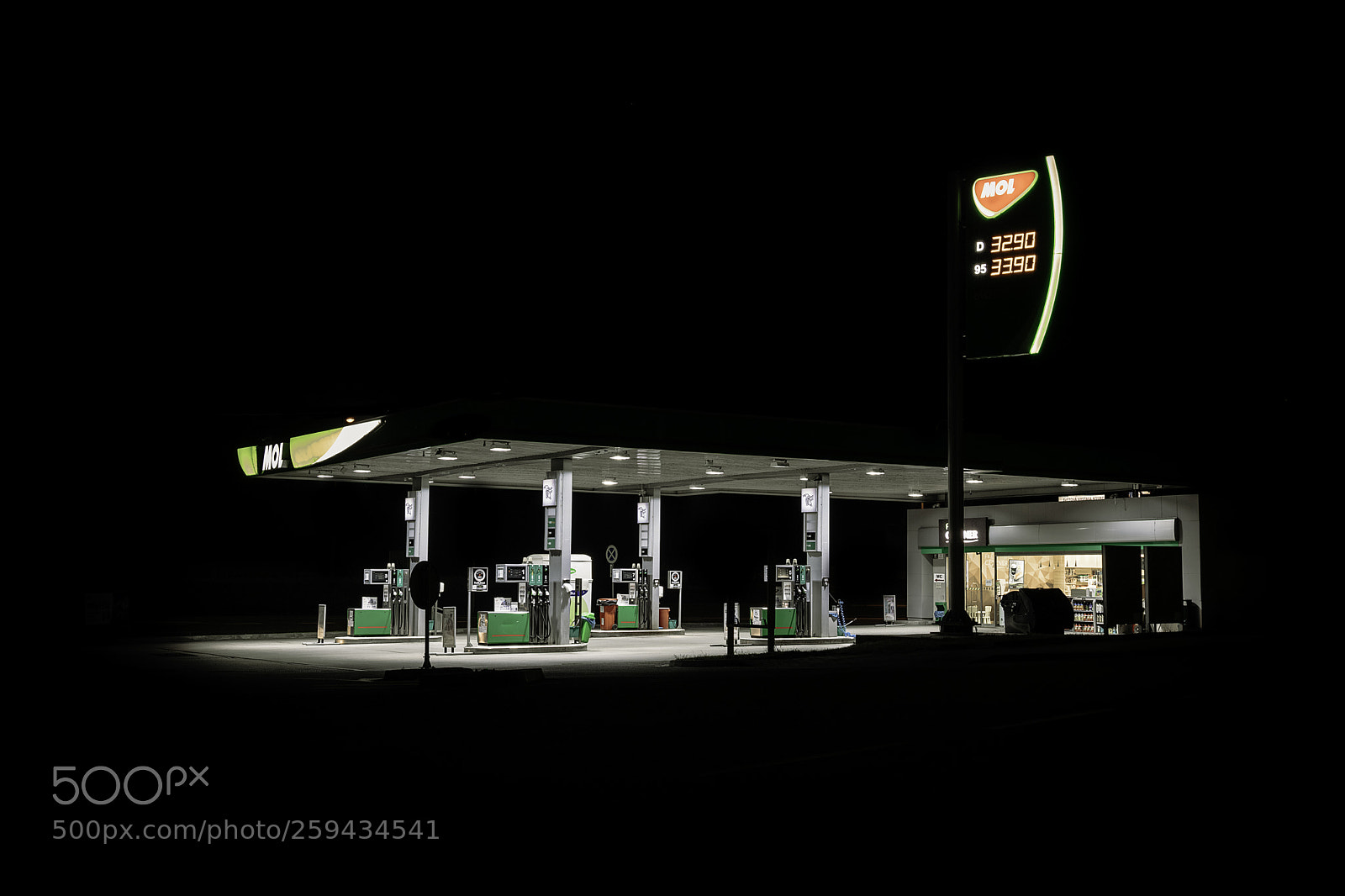 Canon EOS 760D (EOS Rebel T6s / EOS 8000D) sample photo. Gas station photography