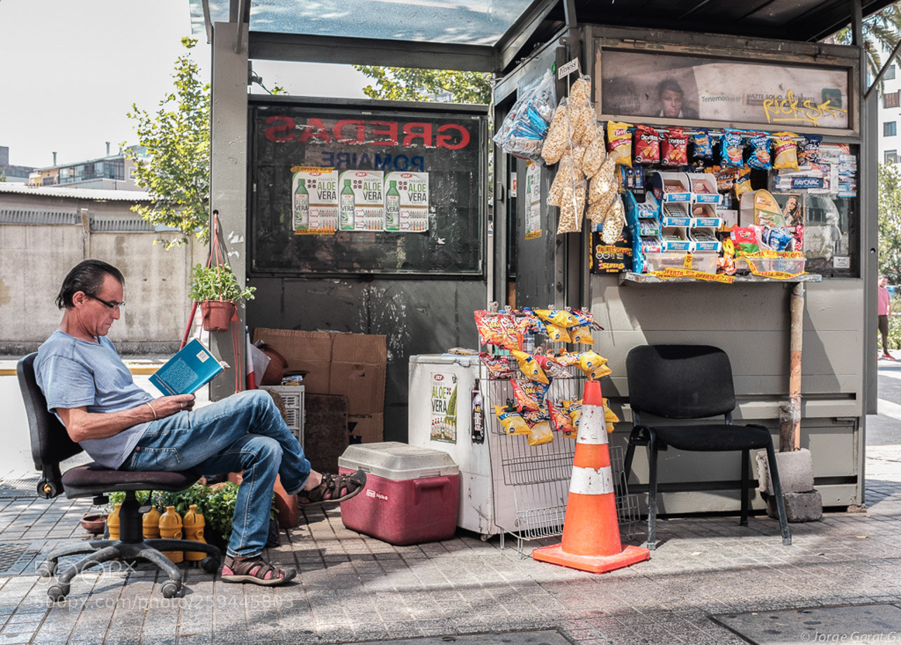 Fujifilm X100F sample photo. Merchant and reader photography