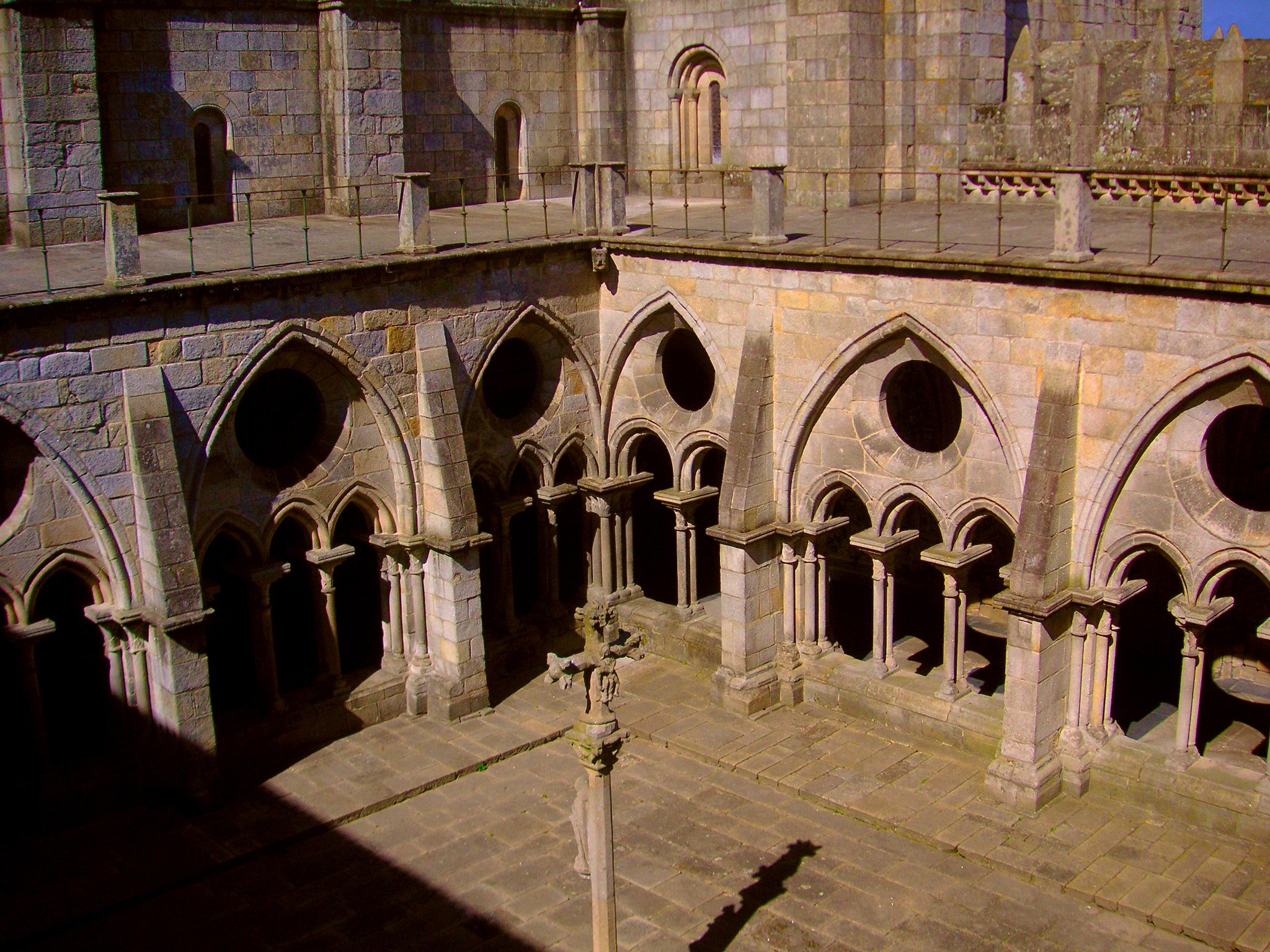 KONICA MINOLTA DiMAGE X50 sample photo. Claustro catedral de oporto photography