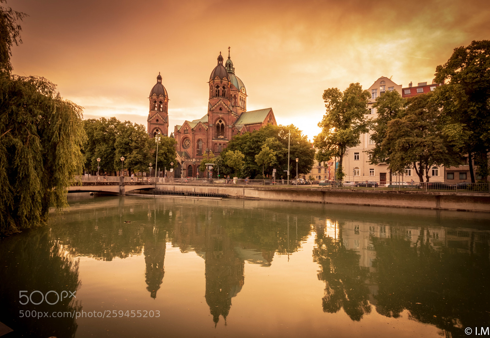Canon EOS 750D (EOS Rebel T6i / EOS Kiss X8i) sample photo. Sunset over st.lukas church photography
