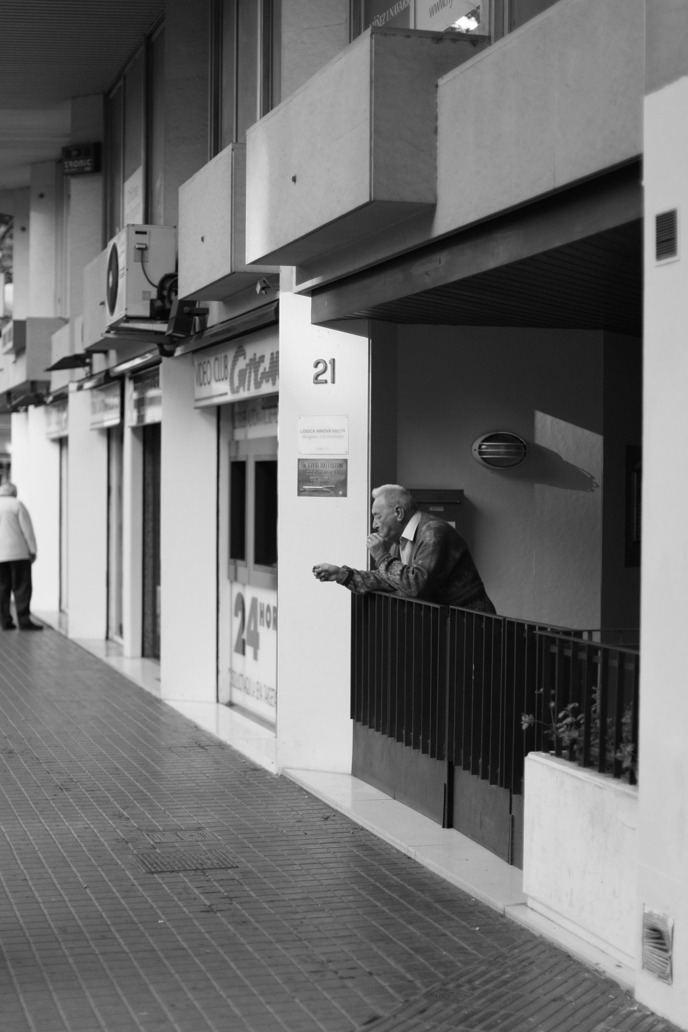 Canon EF 50mm F1.2L USM sample photo. Hombre mayor fumando photography