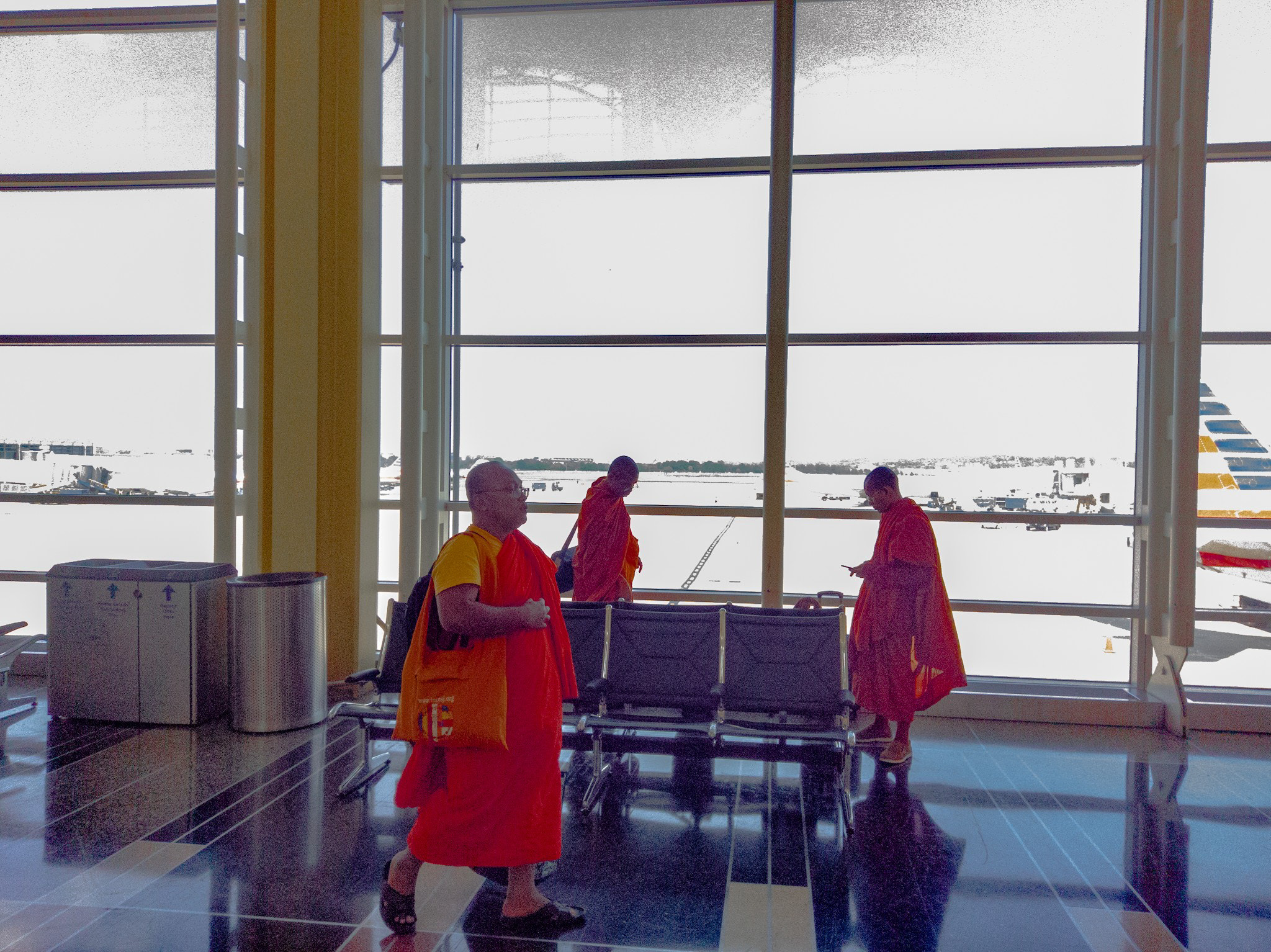 HTC 10 sample photo. The monks prepare for security photography