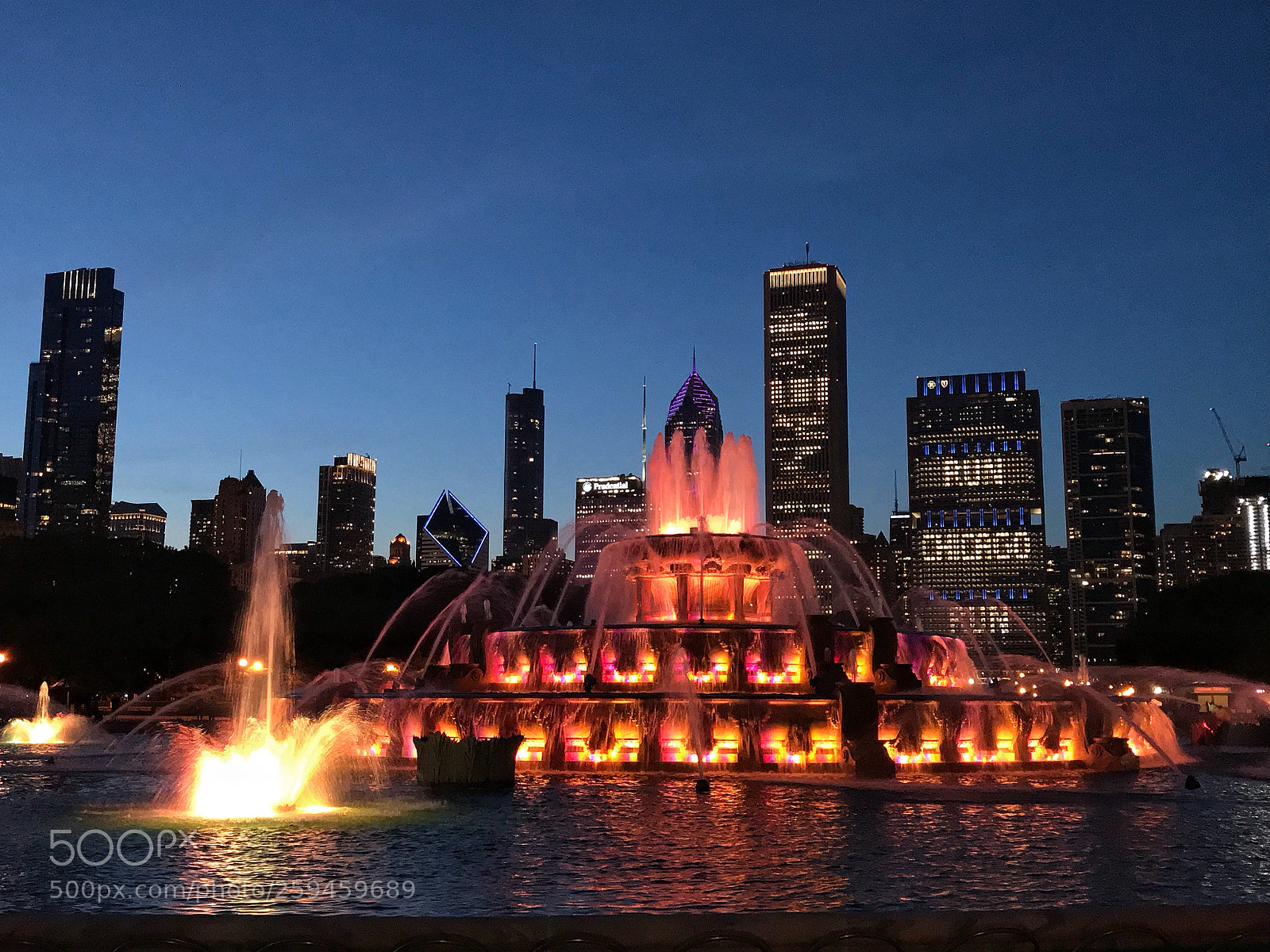 Apple iPhone 7 Plus sample photo. Chicago downtown buckingham fountain photography