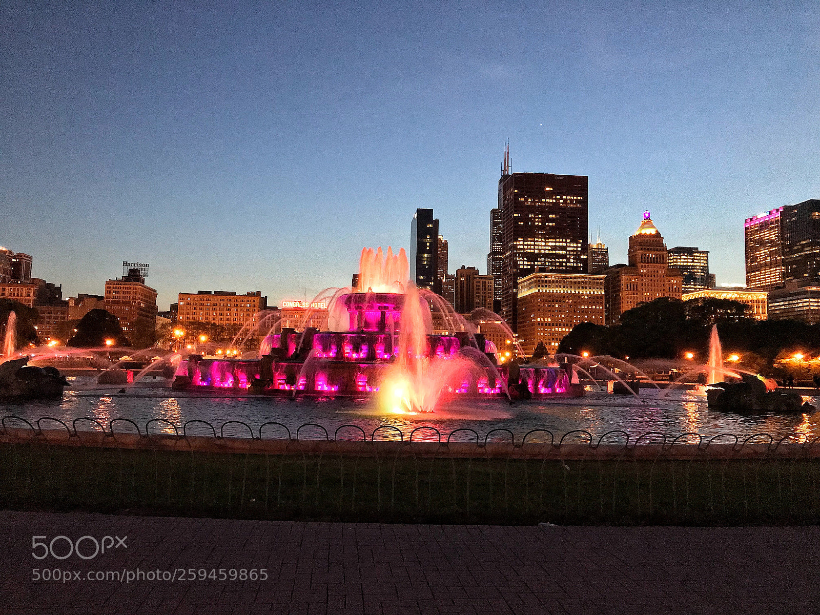 Apple iPhone 7 Plus sample photo. Chicago downtown buckingham fountain photography