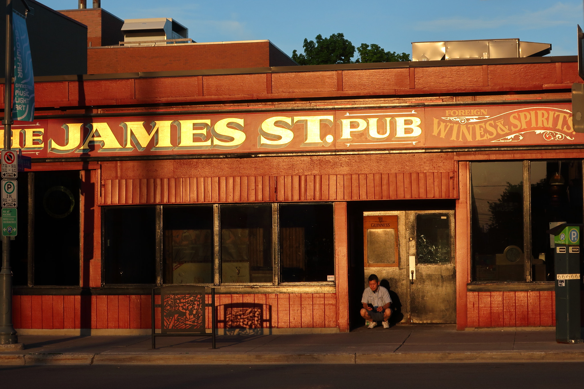 Canon PowerShot G9 X Mark II sample photo. Pub man photography