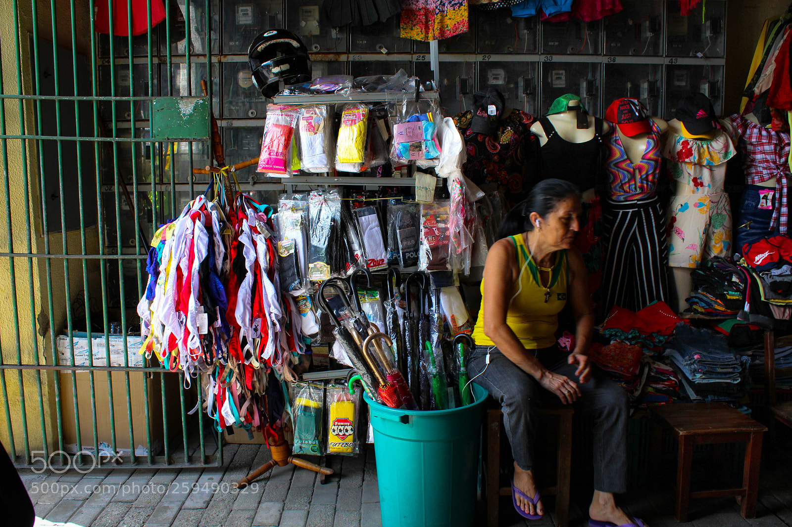 Canon EOS 1300D (EOS Rebel T6 / EOS Kiss X80) sample photo. A comerciante brasileira photography