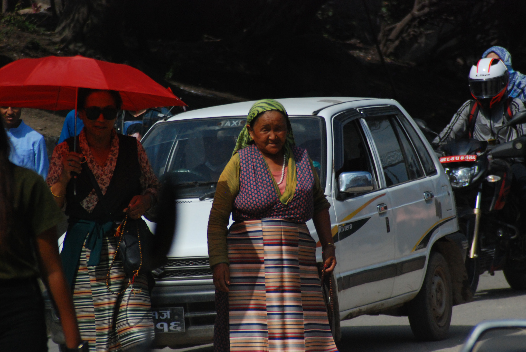 Nikon D80 sample photo. By the sidewalk photography
