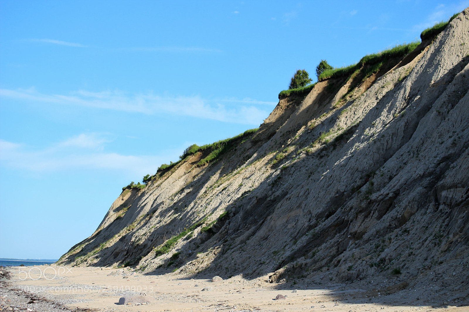 Canon EOS 100D (EOS Rebel SL1 / EOS Kiss X7) sample photo. Shadows on the cliff photography