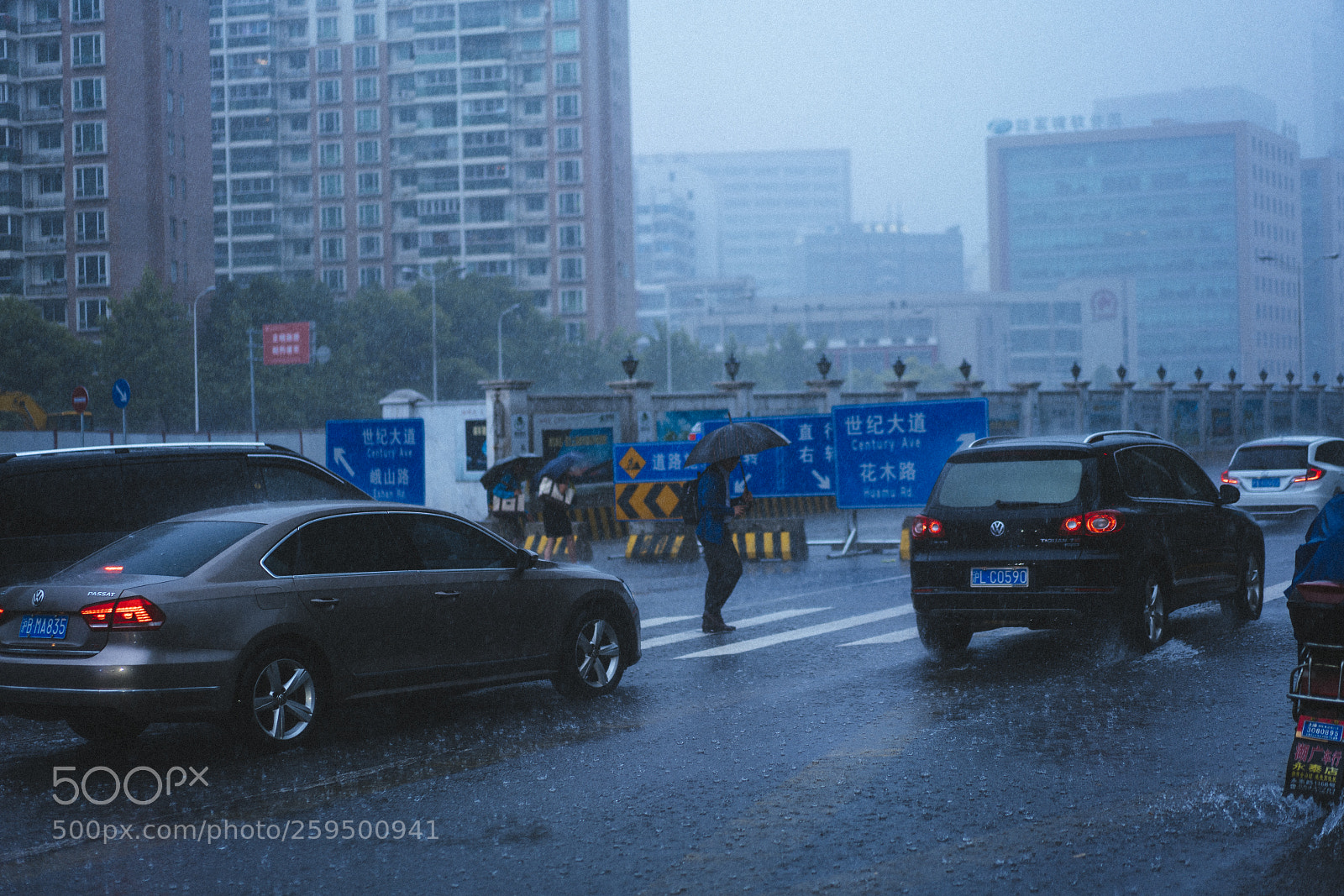 Sony a7R III sample photo. Rainy rush hour photography