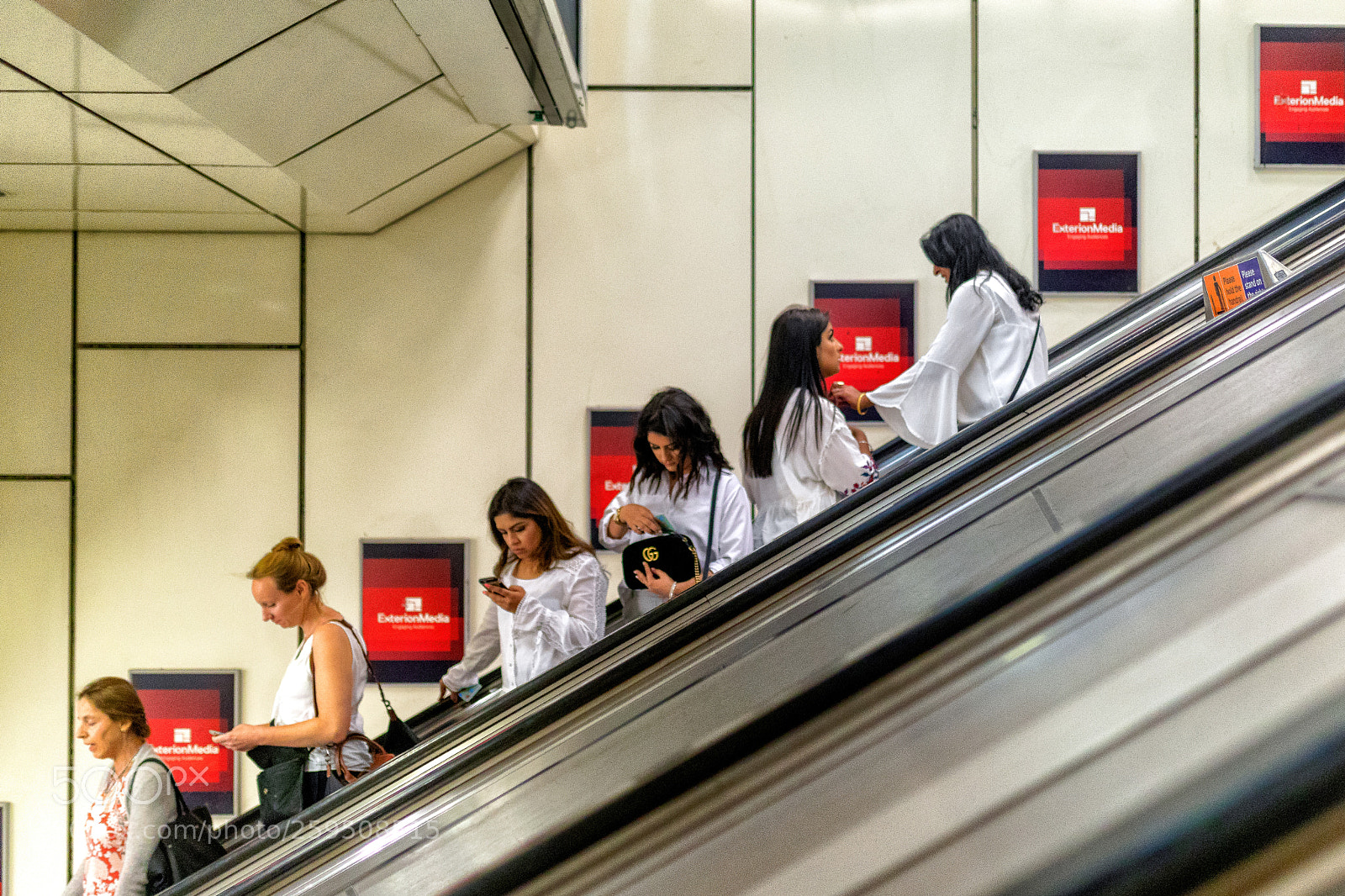 Canon EOS 5D Mark IV sample photo. Escalator choir photography