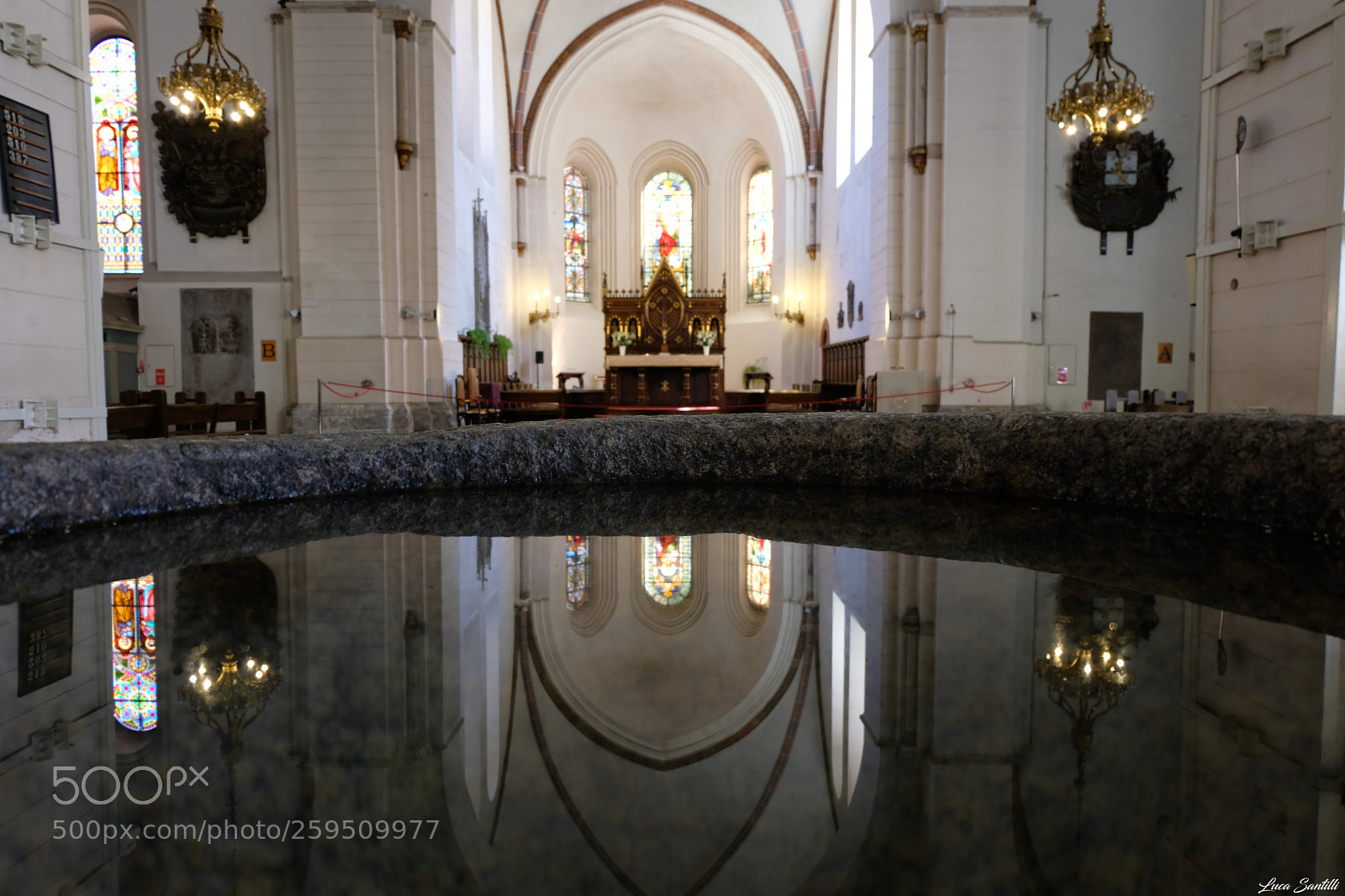 Fujifilm X-T20 sample photo. Riflessi nell'acquasantiera del duomo photography