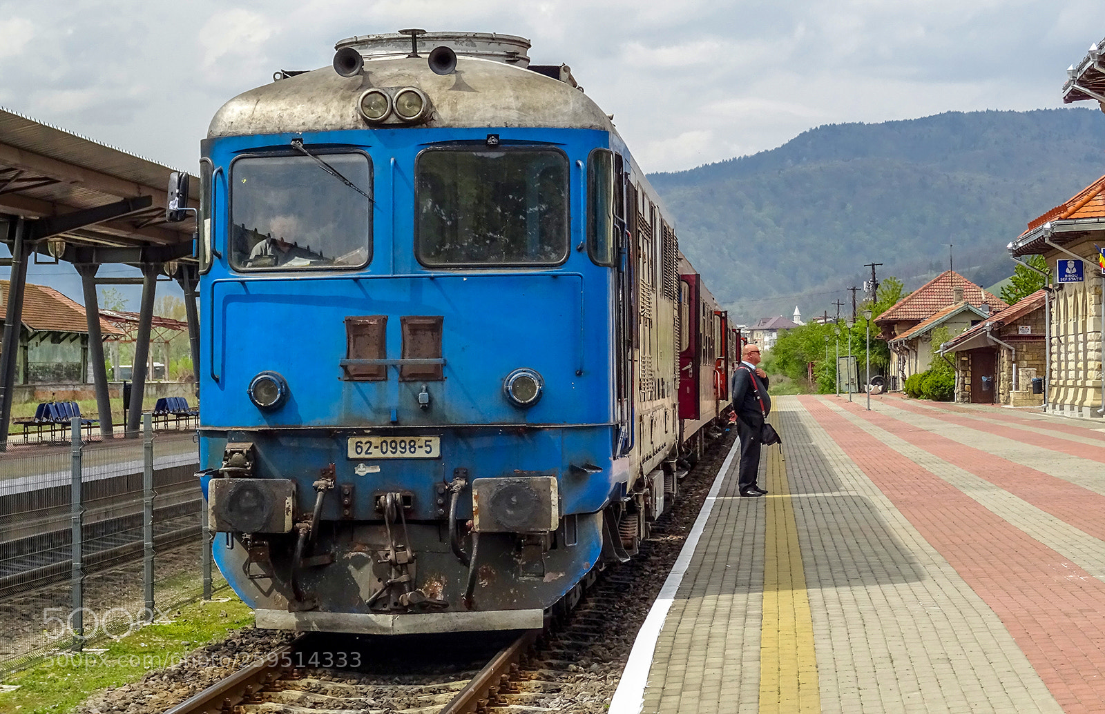 Sony DSC-HX60 sample photo. A train at the photography