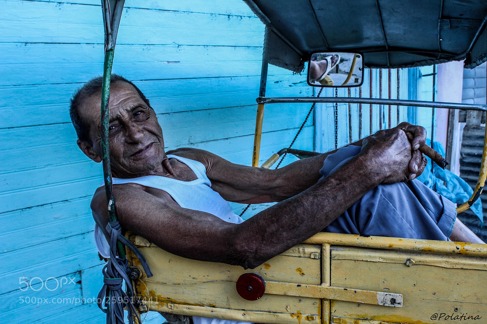 Canon EOS 100D (EOS Rebel SL1 / EOS Kiss X7) sample photo. A cuban man smoking photography