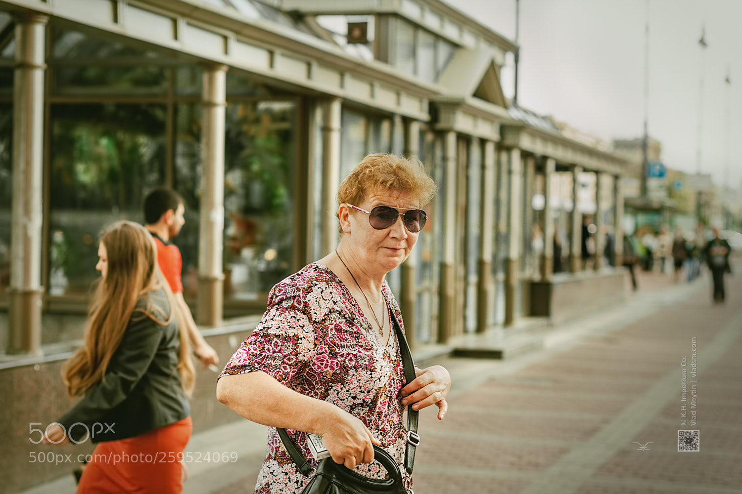 Canon EOS 500D (EOS Rebel T1i / EOS Kiss X3) sample photo. Curious woman with sunglasses photography