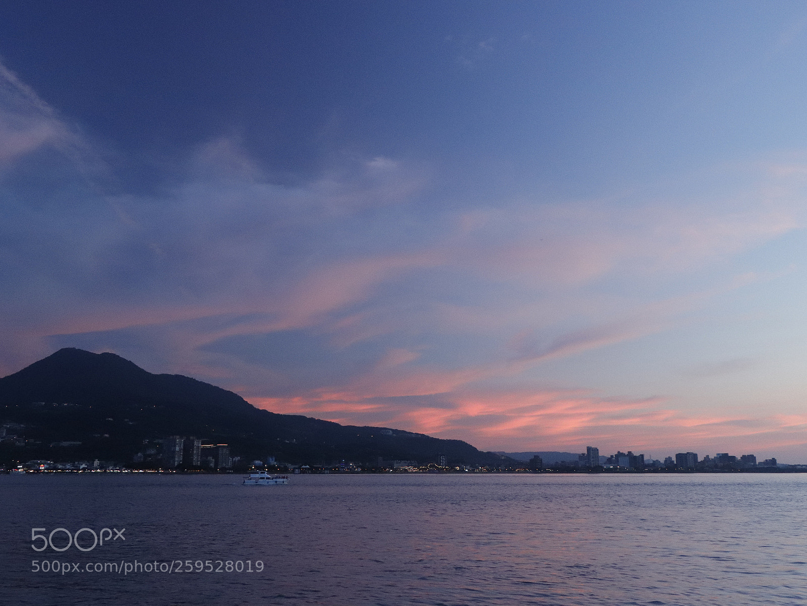 Canon EOS 77D (EOS 9000D / EOS 770D) sample photo. The magic hour photography