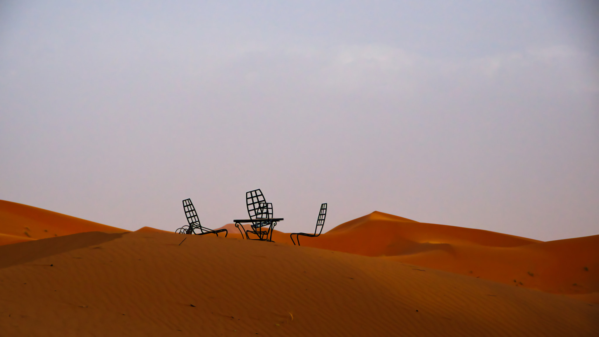 Nikon AF-S DX Nikkor 18-200mm F3.5-5.6G ED VR II sample photo. Random chairs in the moroccan sahara photography