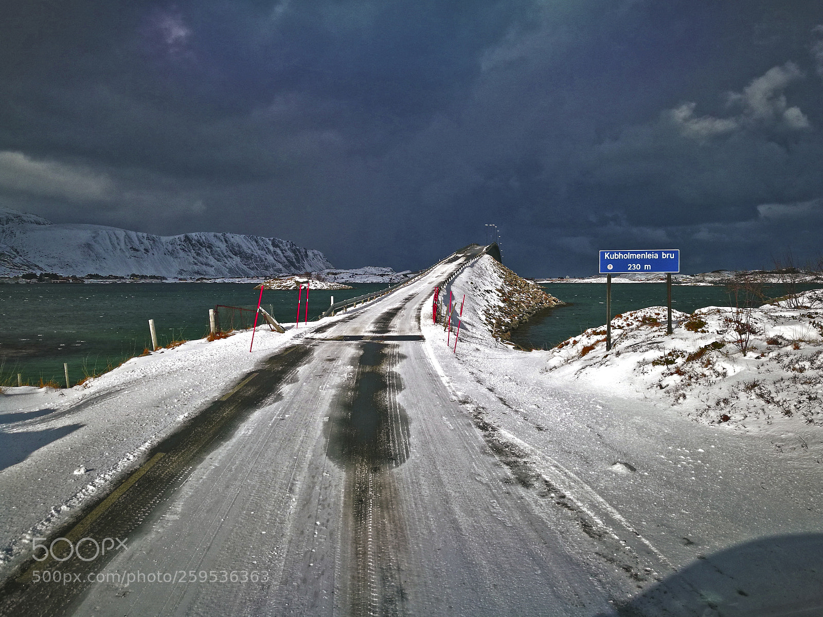 HUAWEI P9 sample photo. Road swallowed by the photography