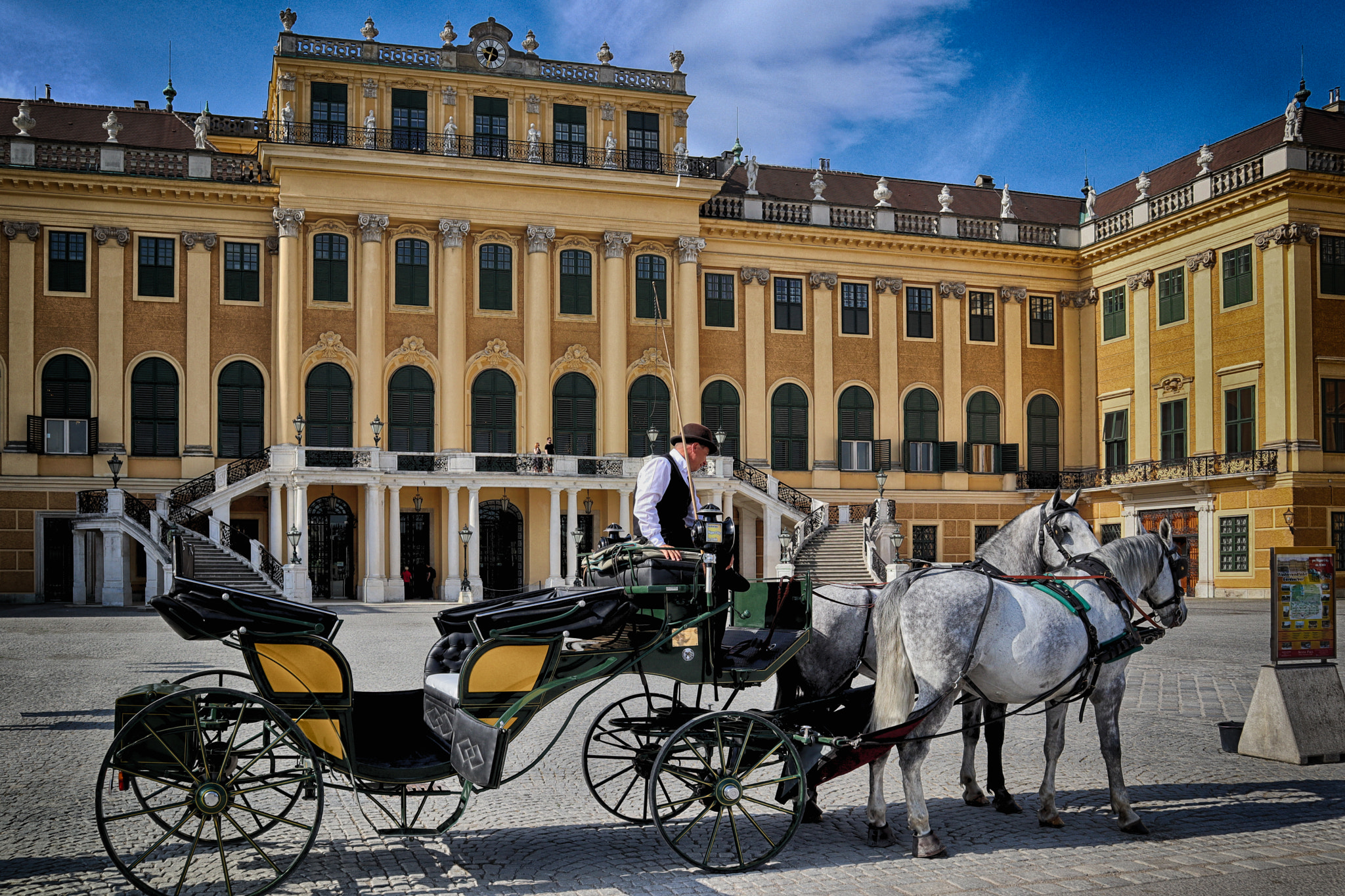 Canon EOS M50 (EOS Kiss M) sample photo. Vienna: fiaker in front of schönbrunn palace photography