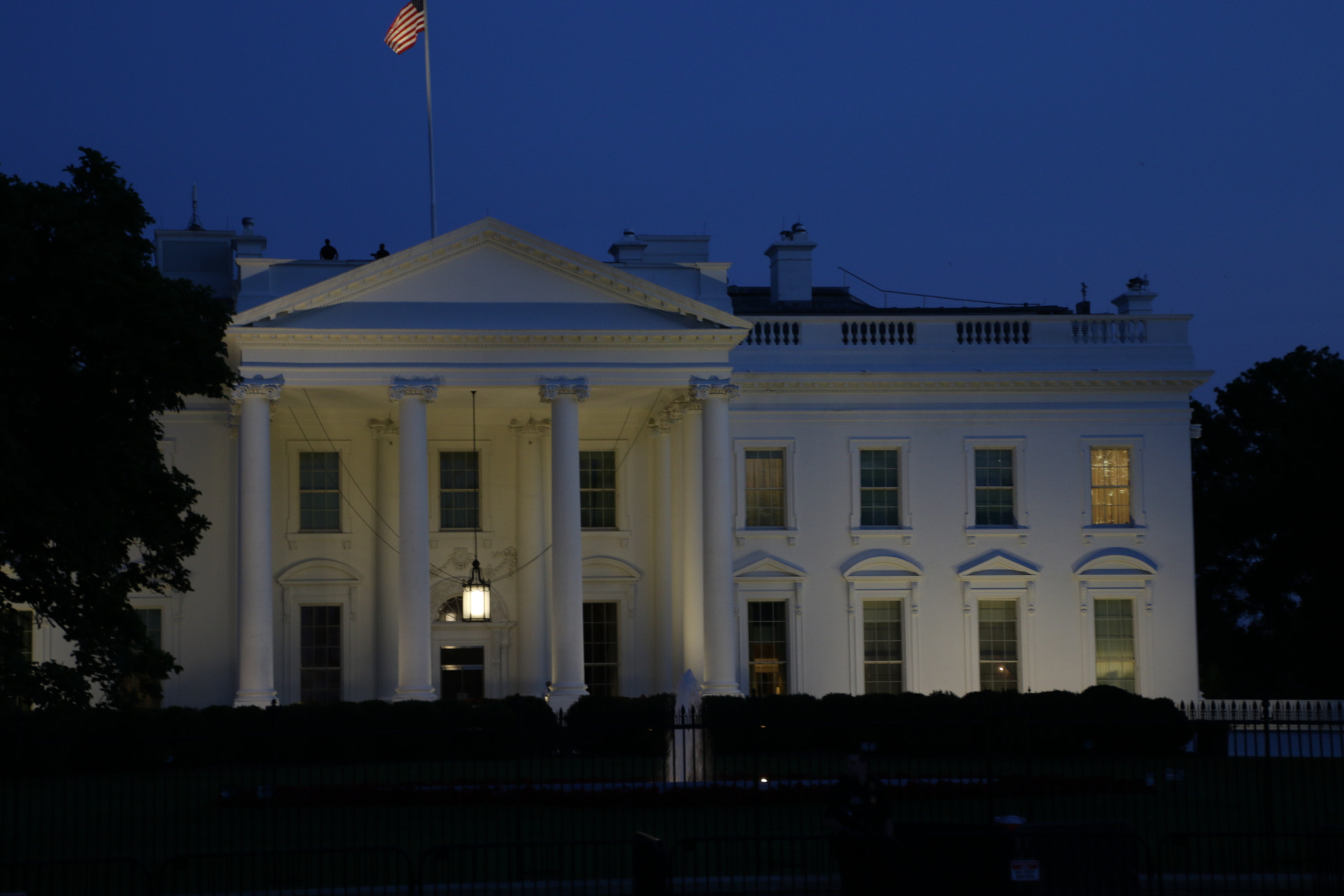 Canon EOS 7D Mark II + Tamron 16-300mm F3.5-6.3 Di II VC PZD Macro sample photo. White house at dusk, may 2018 photography