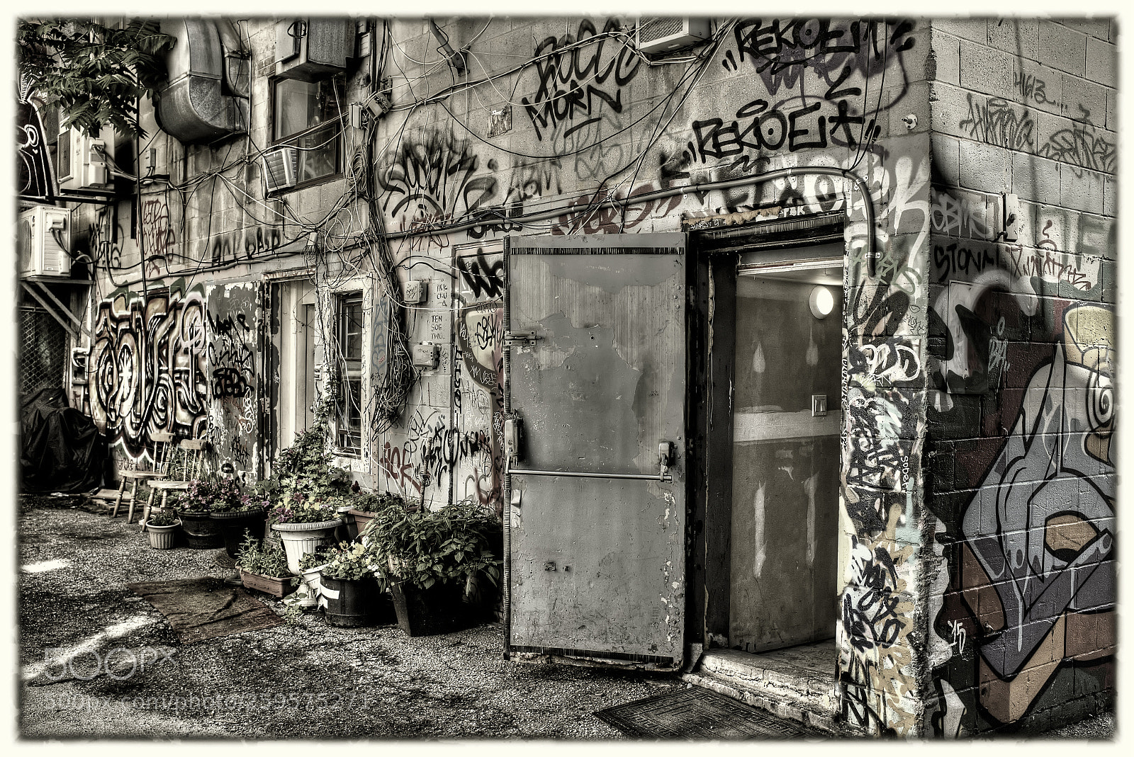 Fujifilm X100S sample photo. Backdoor graffiti photography