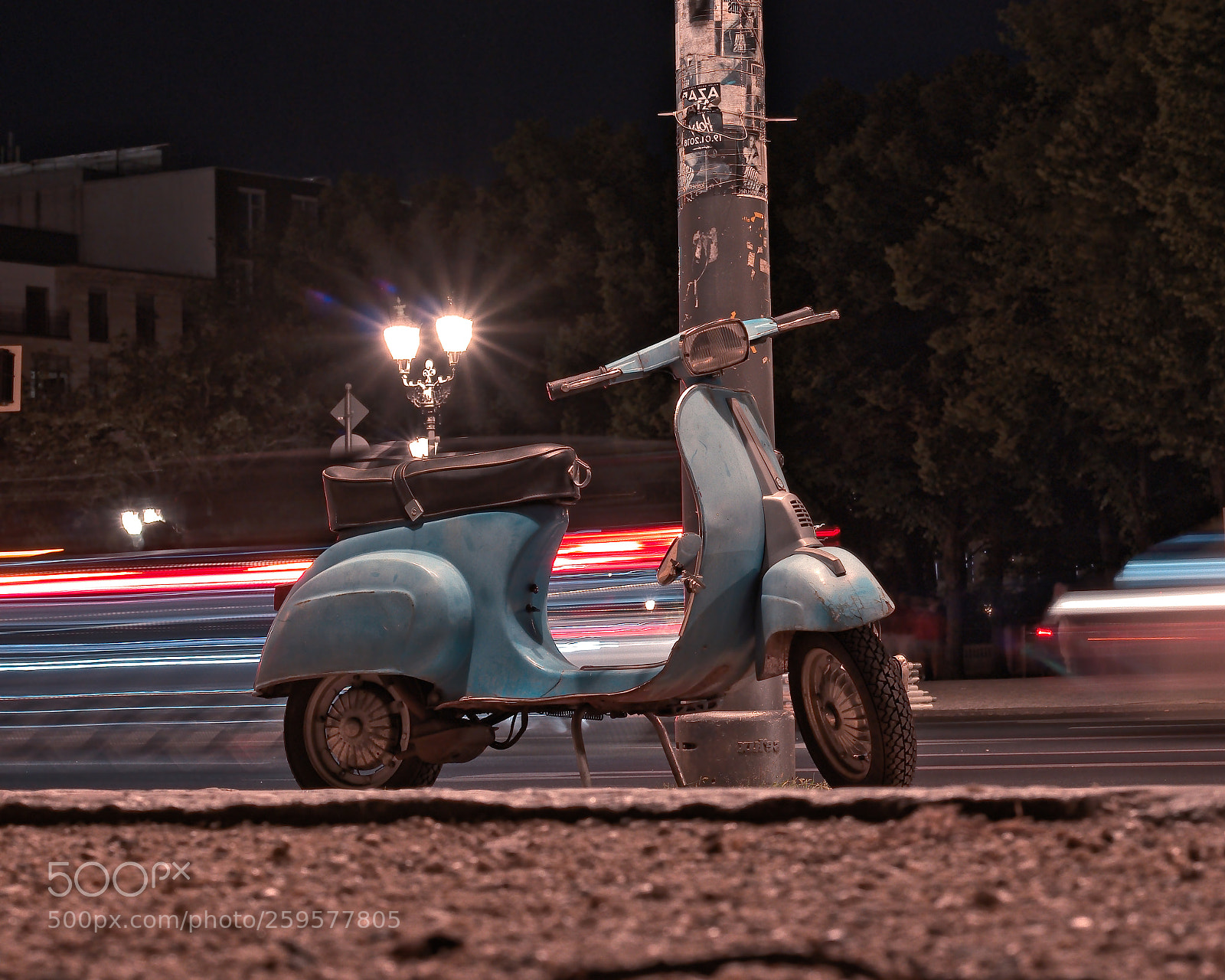 Canon EOS 800D (EOS Rebel T7i / EOS Kiss X9i) sample photo. Vespa in berlin photography