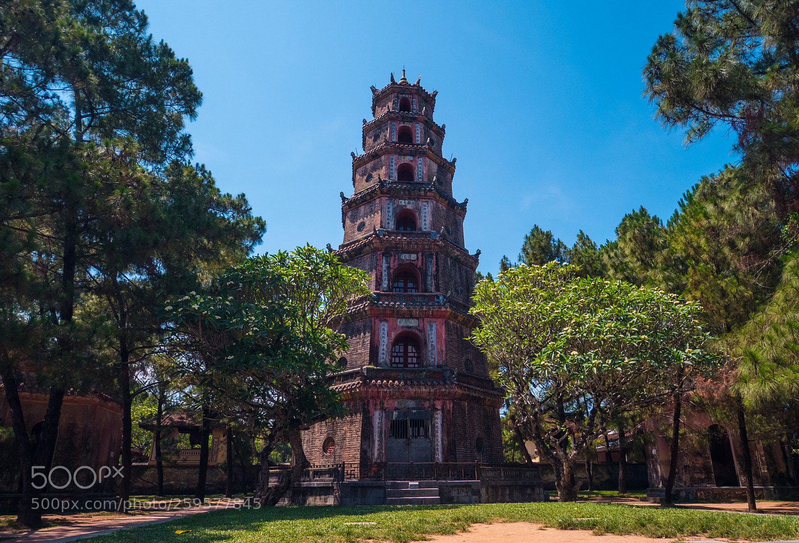 Olympus OM-D E-M5 II sample photo. Thien mu pagoda photography