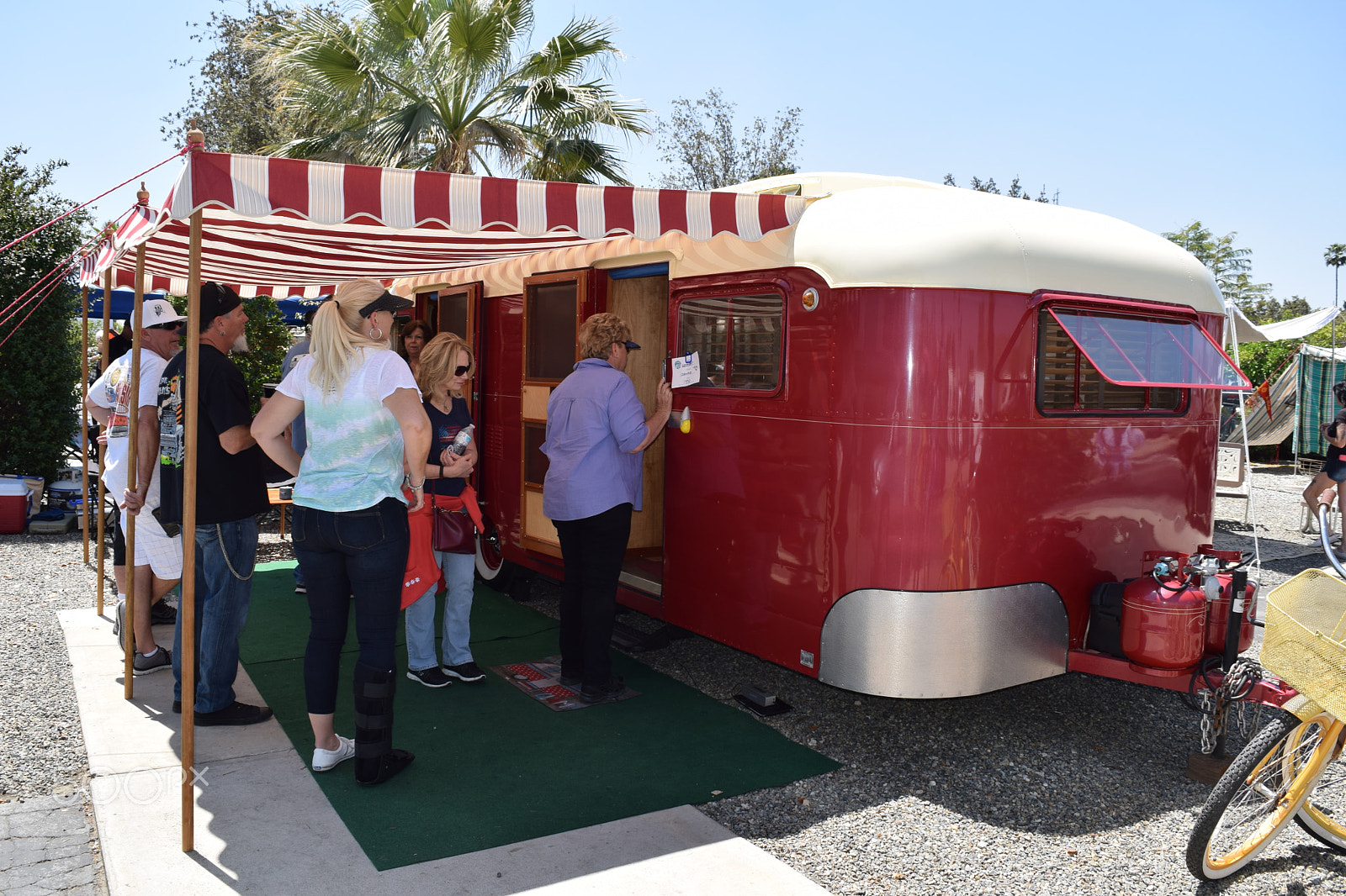 Nikon D5300 sample photo. Vintage visitors in line photography