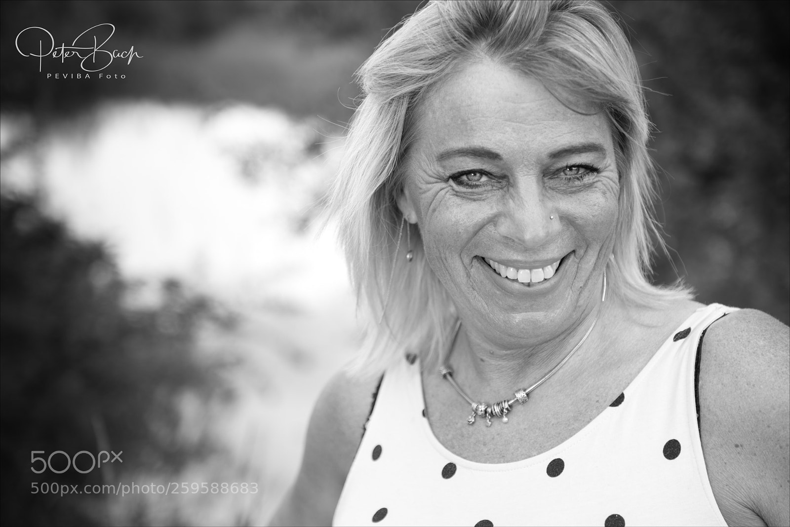 Nikon D800 sample photo. Smiling girl (bw) photography