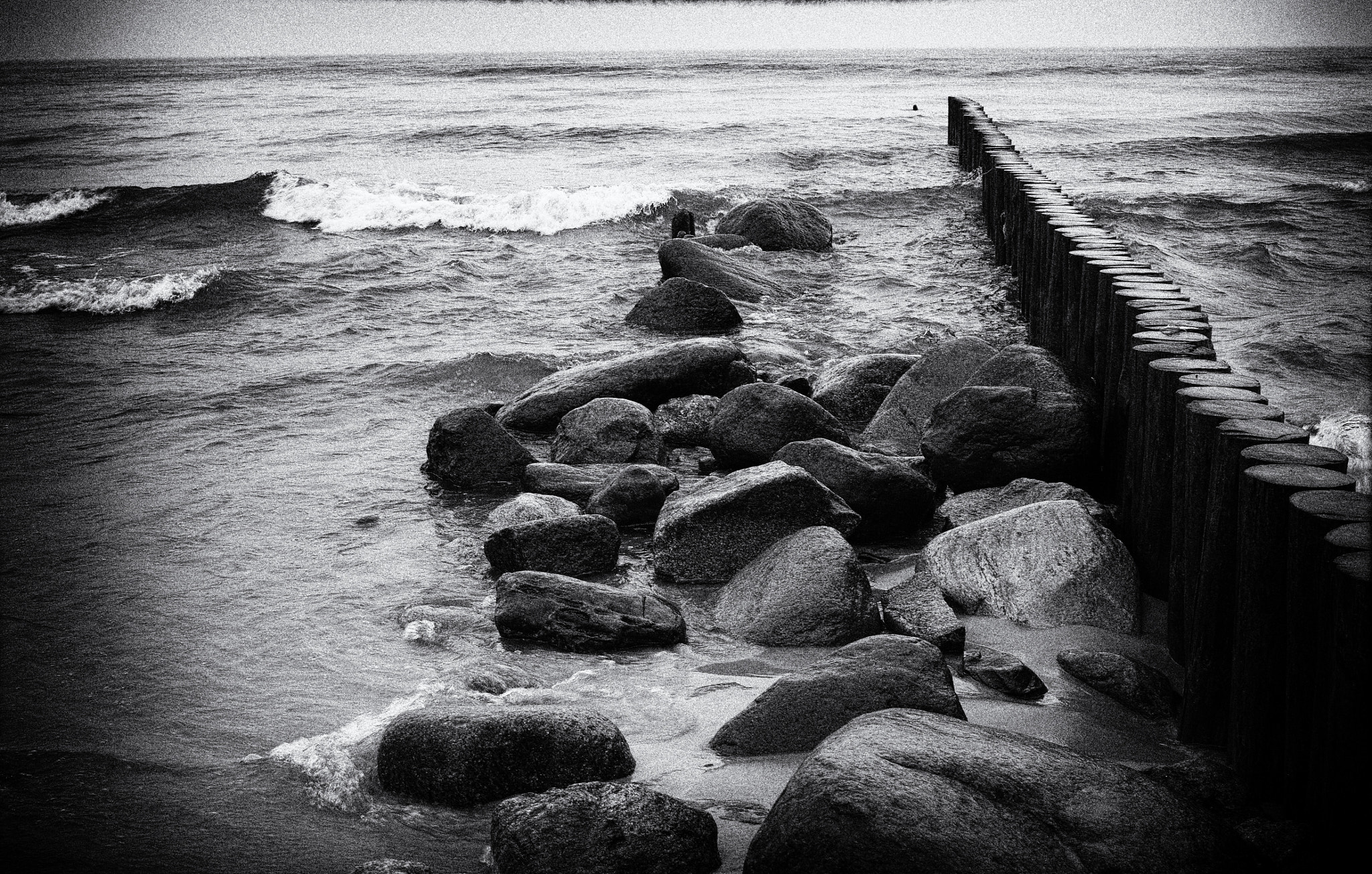 Sigma DP2 Merrill sample photo. Groynes on the baltic sea photography