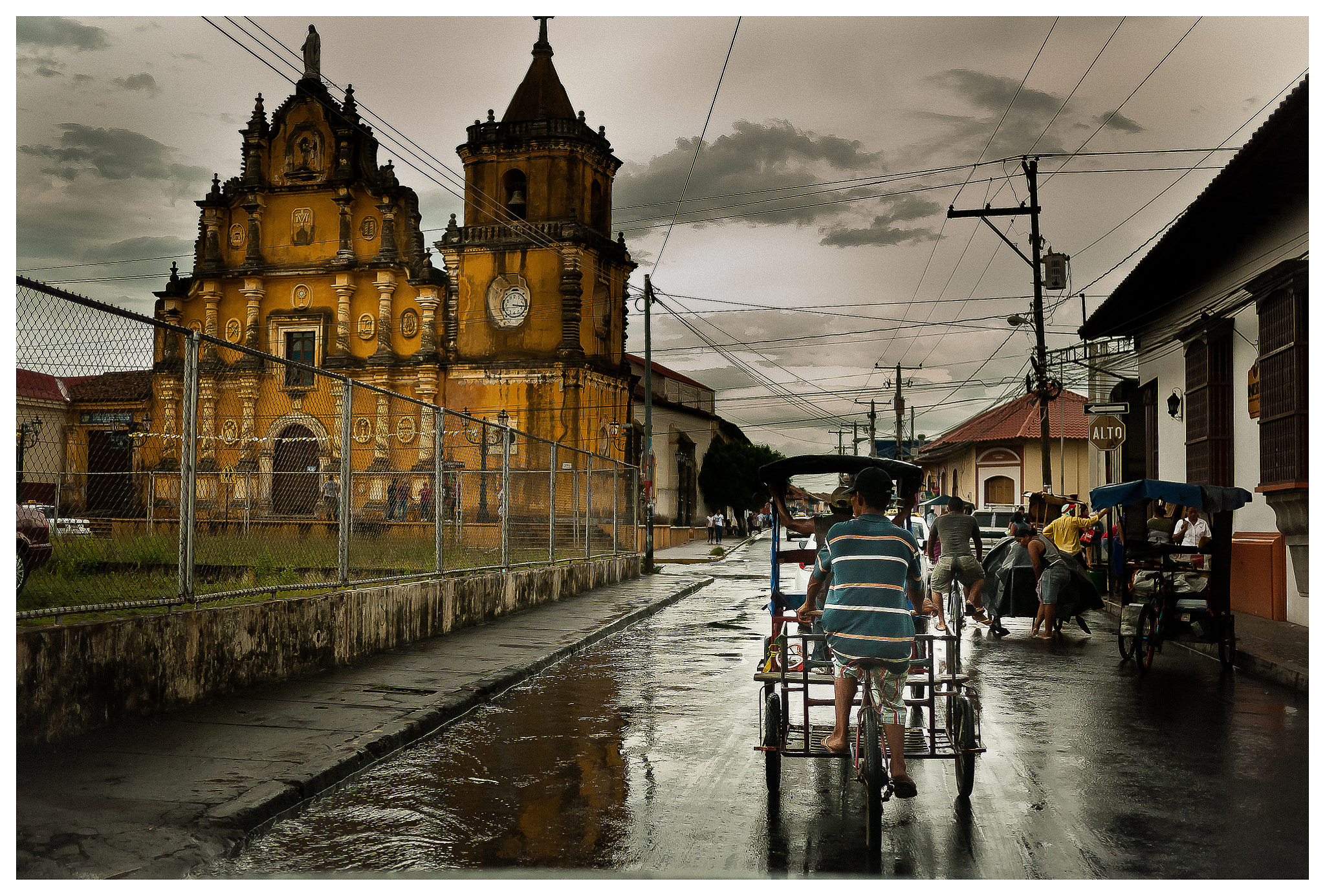 Panasonic Lumix DMC-GF1 sample photo. León con lluvia photography