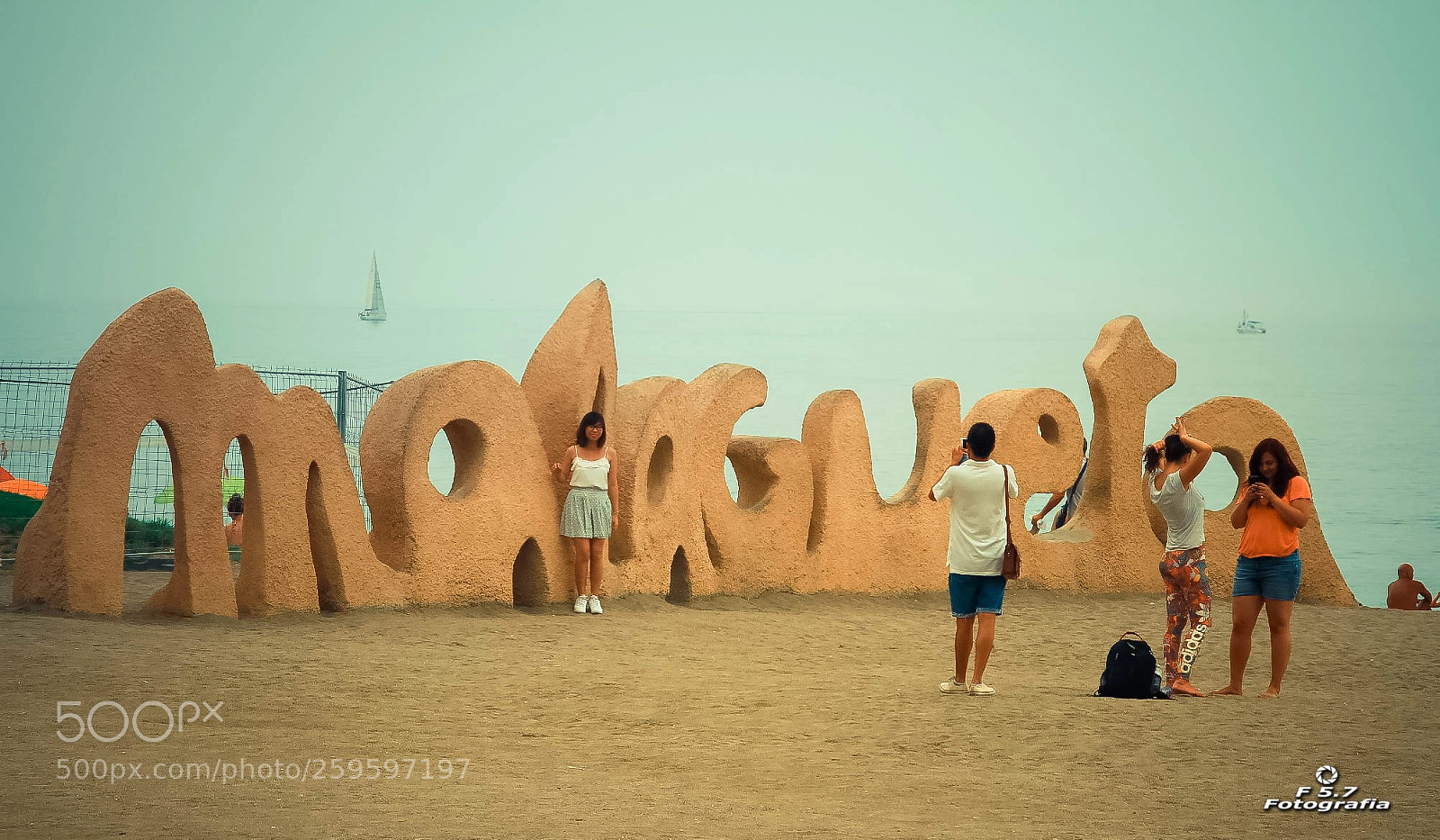 Canon EOS 7D sample photo. Turistas - playa de photography